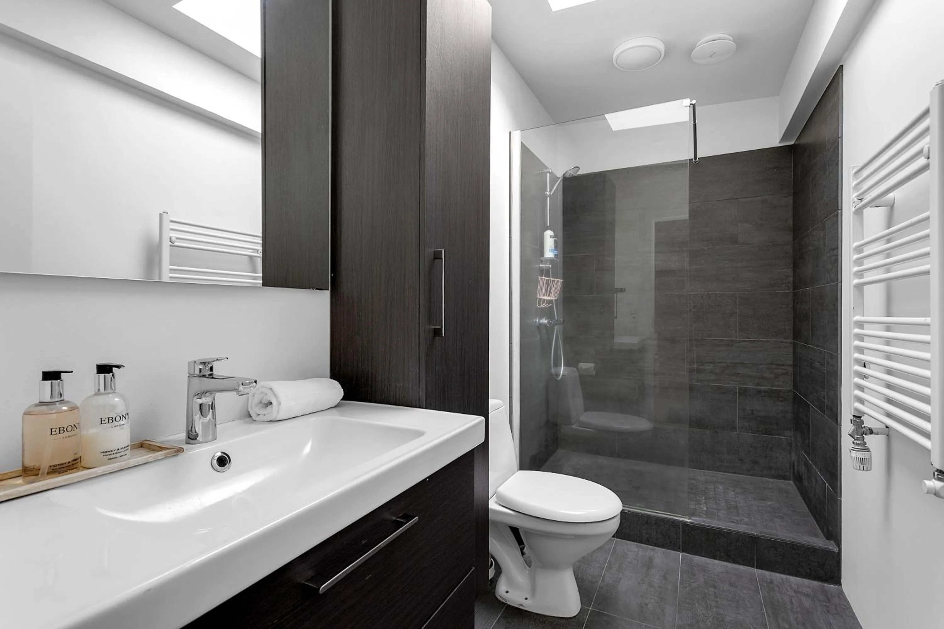 Shower in Baron Downtown Apartments by Heimaleiga