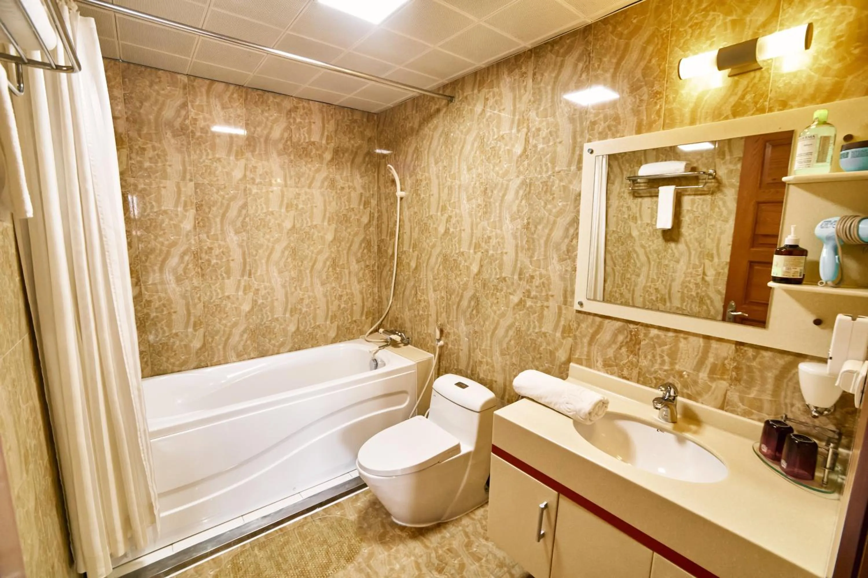 Bath in Trang Thanh Luxury Apartment