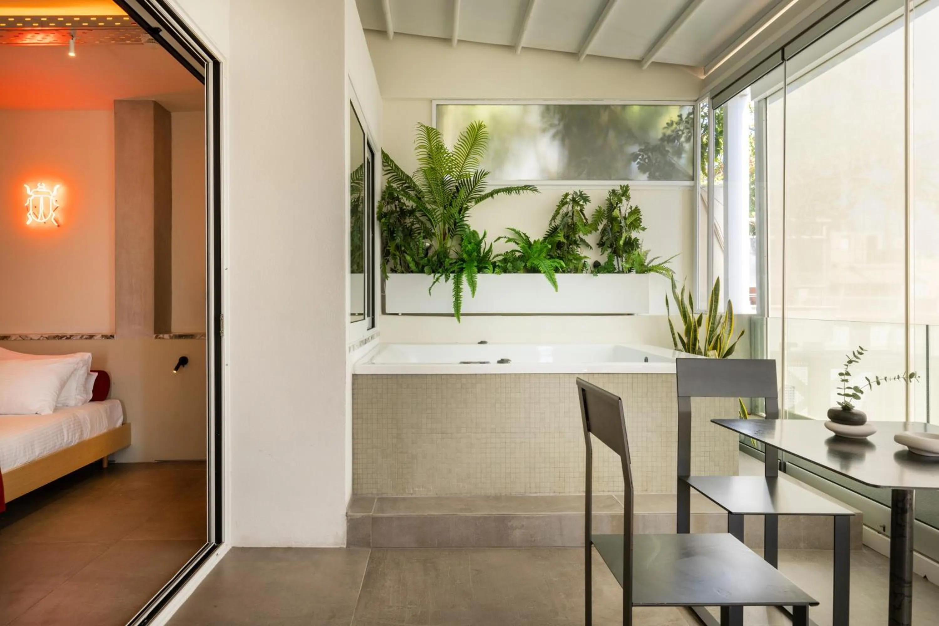 Hot Tub, Bed in The Newel Metaxourgeio