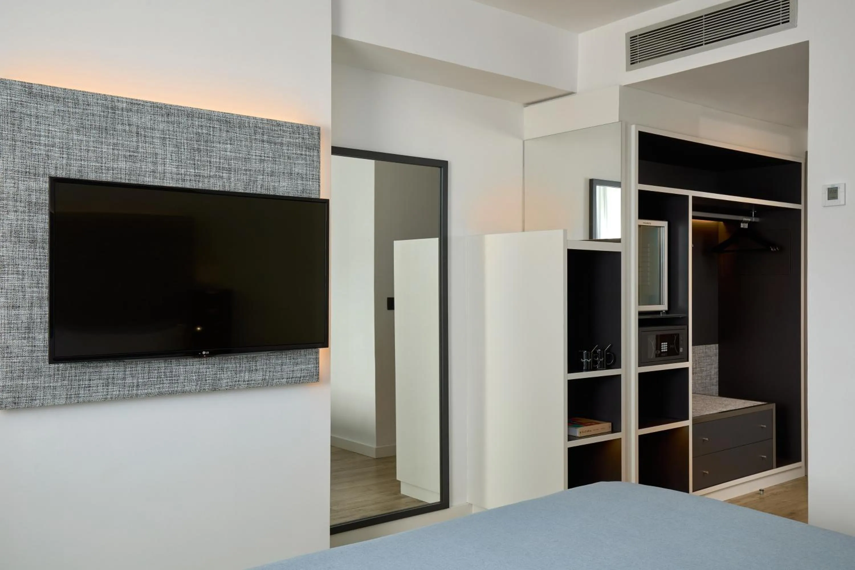 Communal lounge/ TV room, Bed in INNSiDE by Meliá Barcelona Apolo