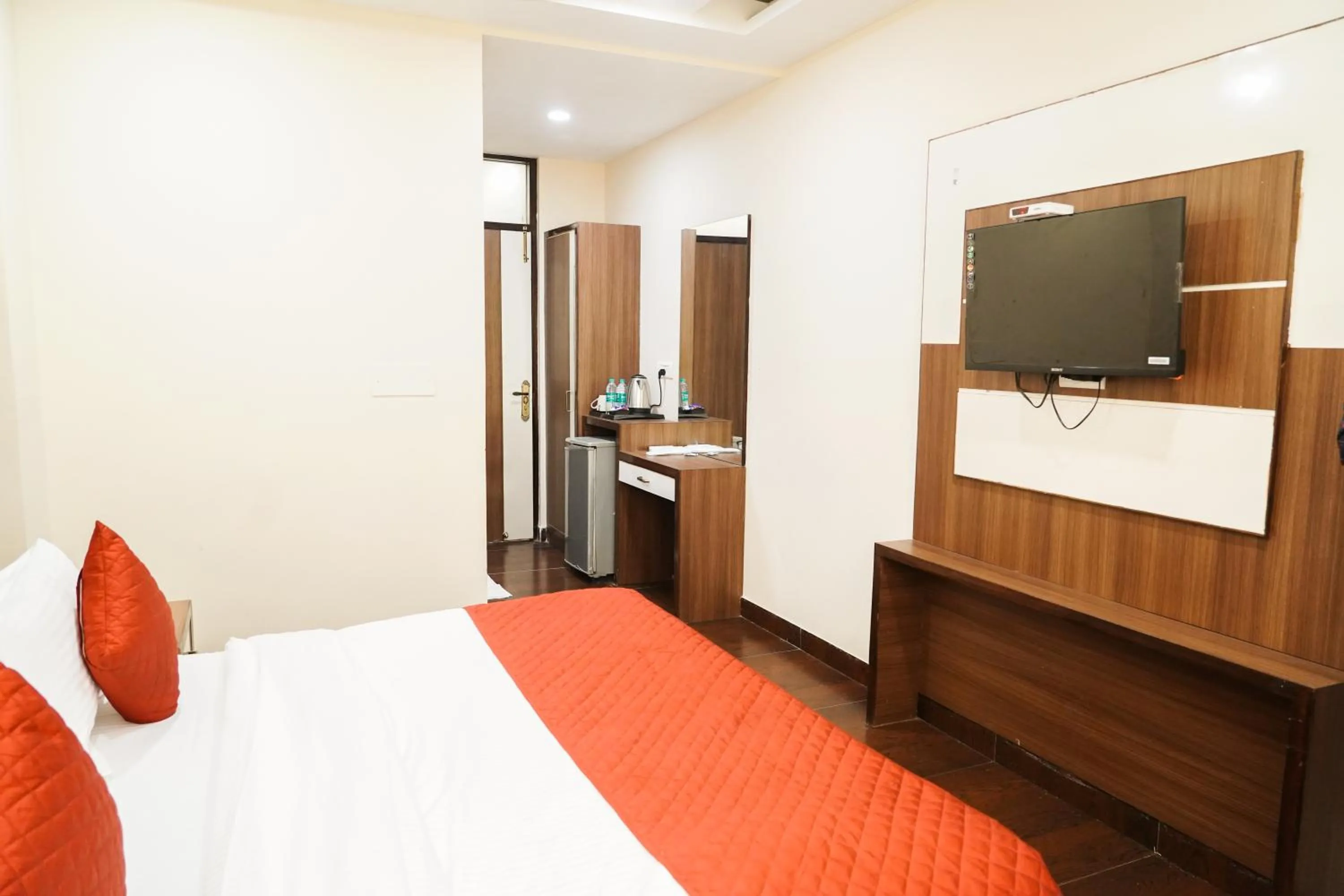 TV and multimedia in Hotel Batra Home Nizamuddin