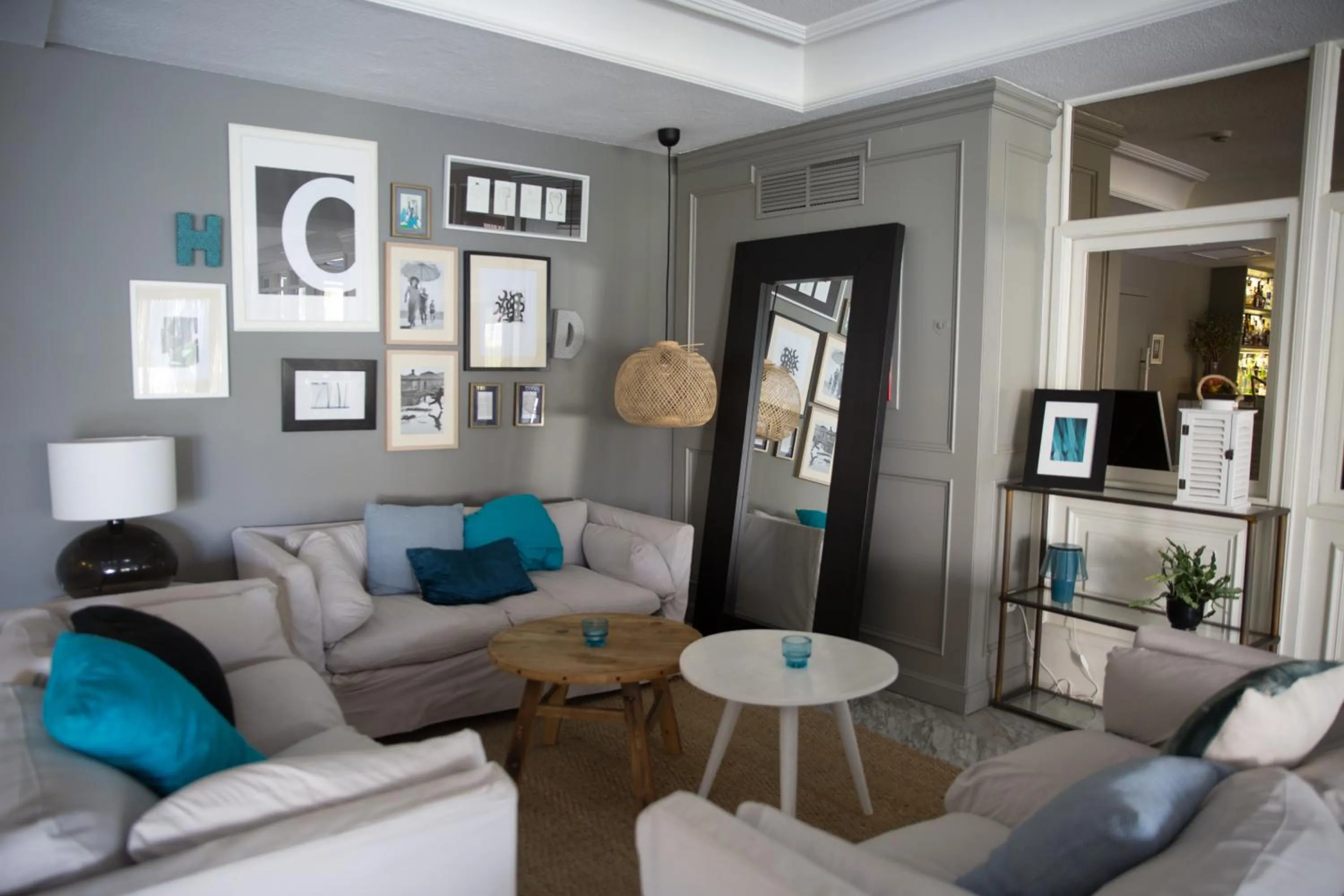 Restaurant/places to eat in Hotel Almirante