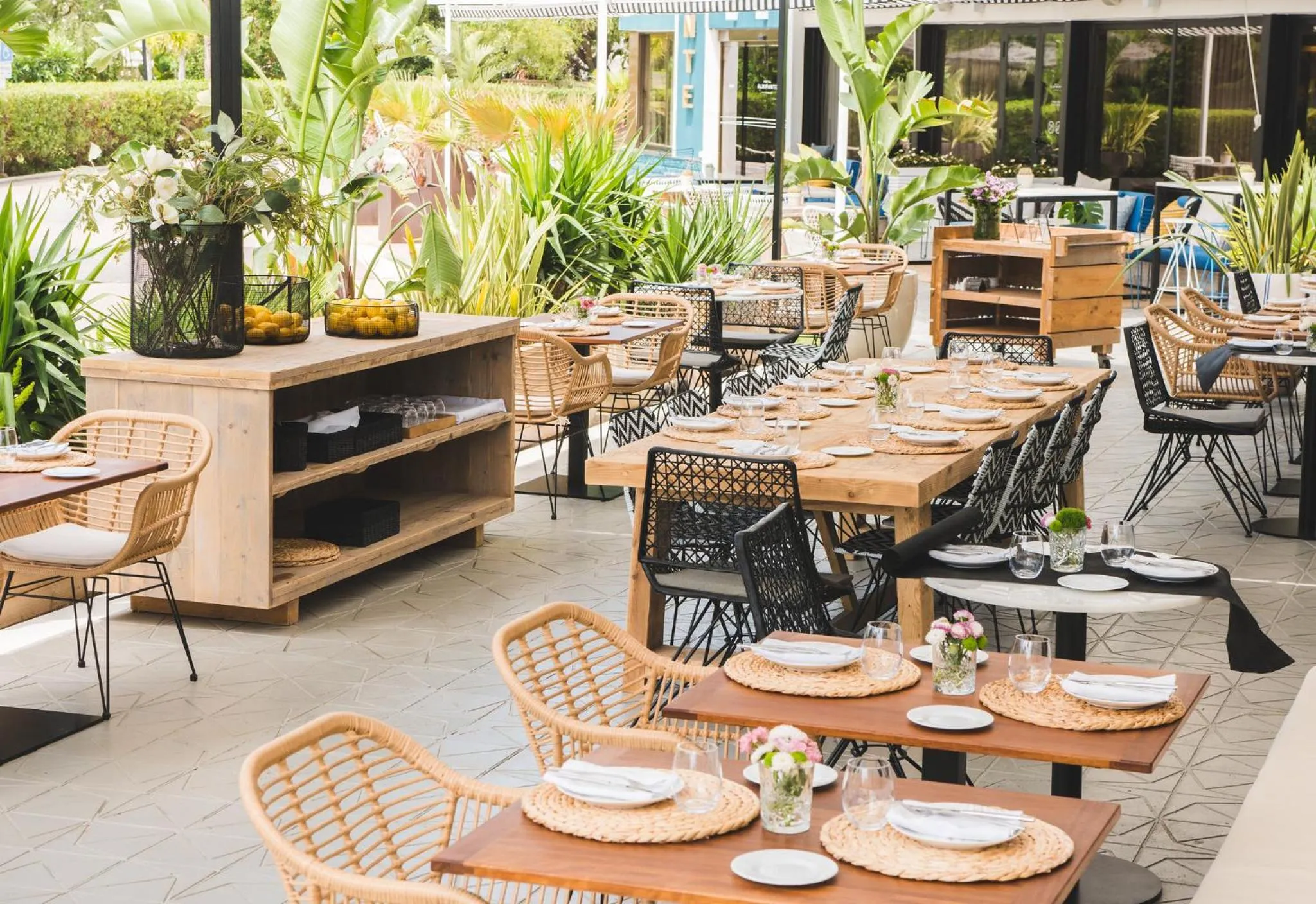 Restaurant/places to eat in Hotel Almirante