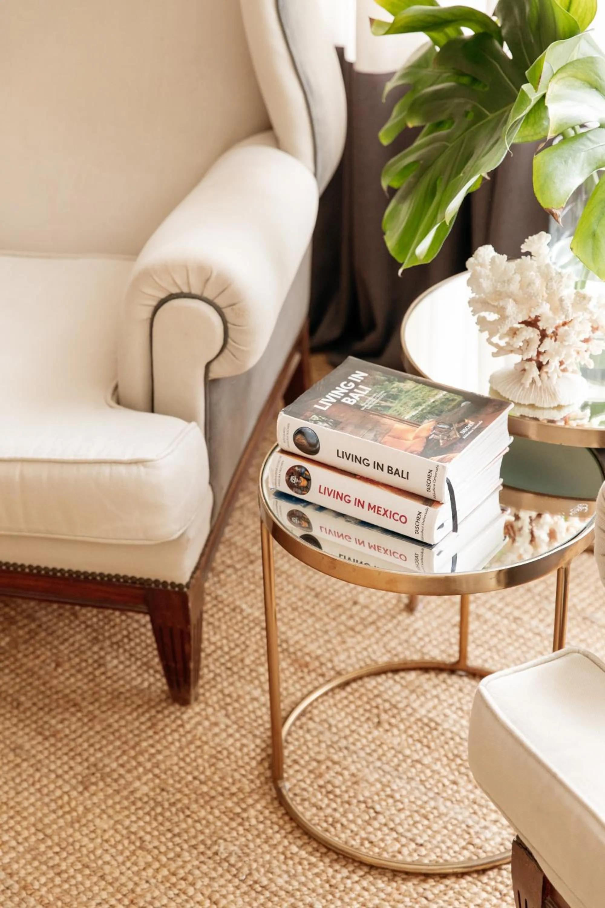 Library in Hotel Almirante