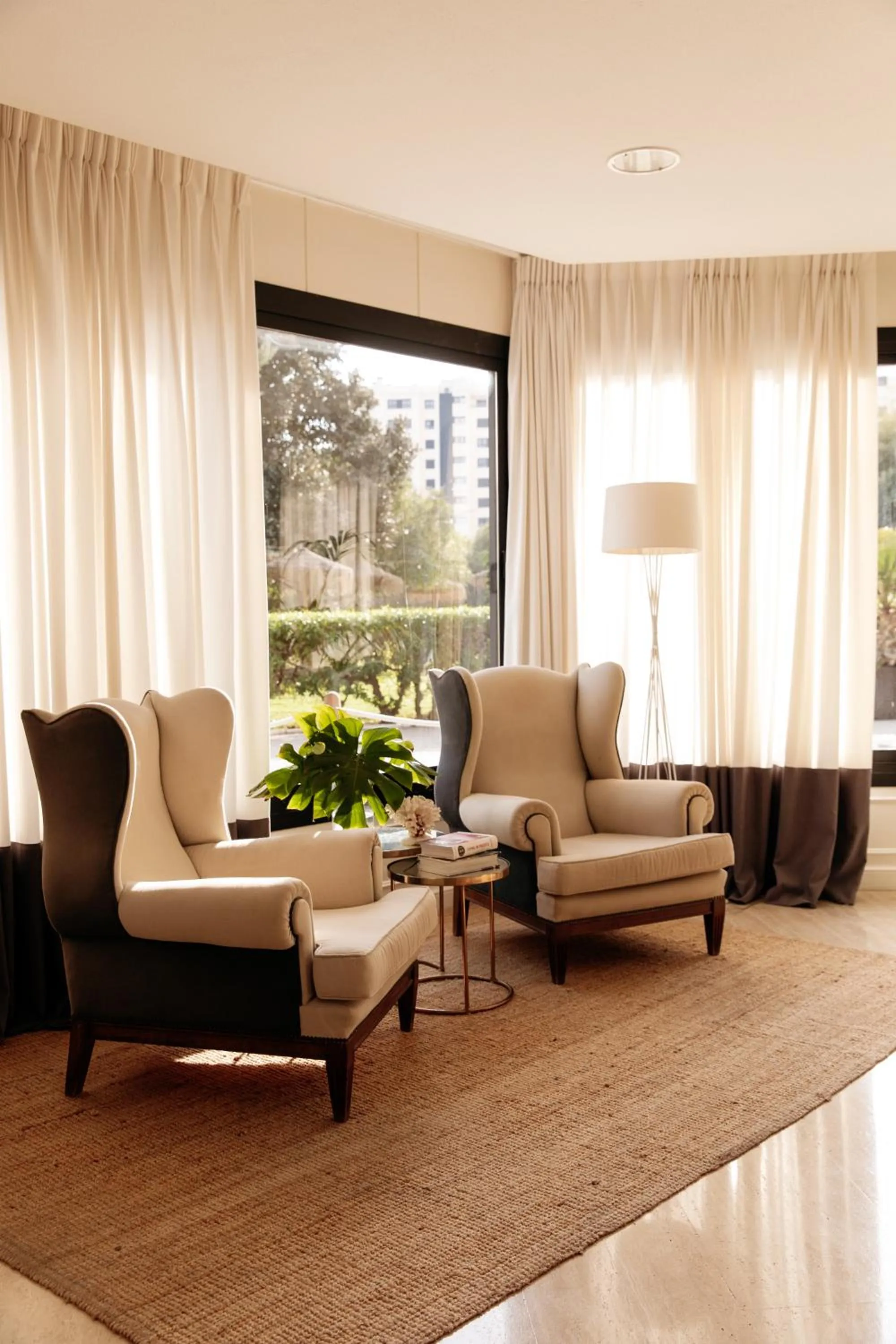 Living room in Hotel Almirante