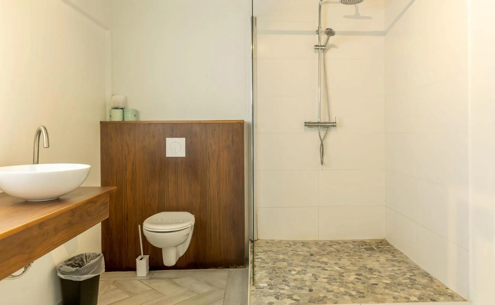 Shower in Quill Gardens Boutique Hotel