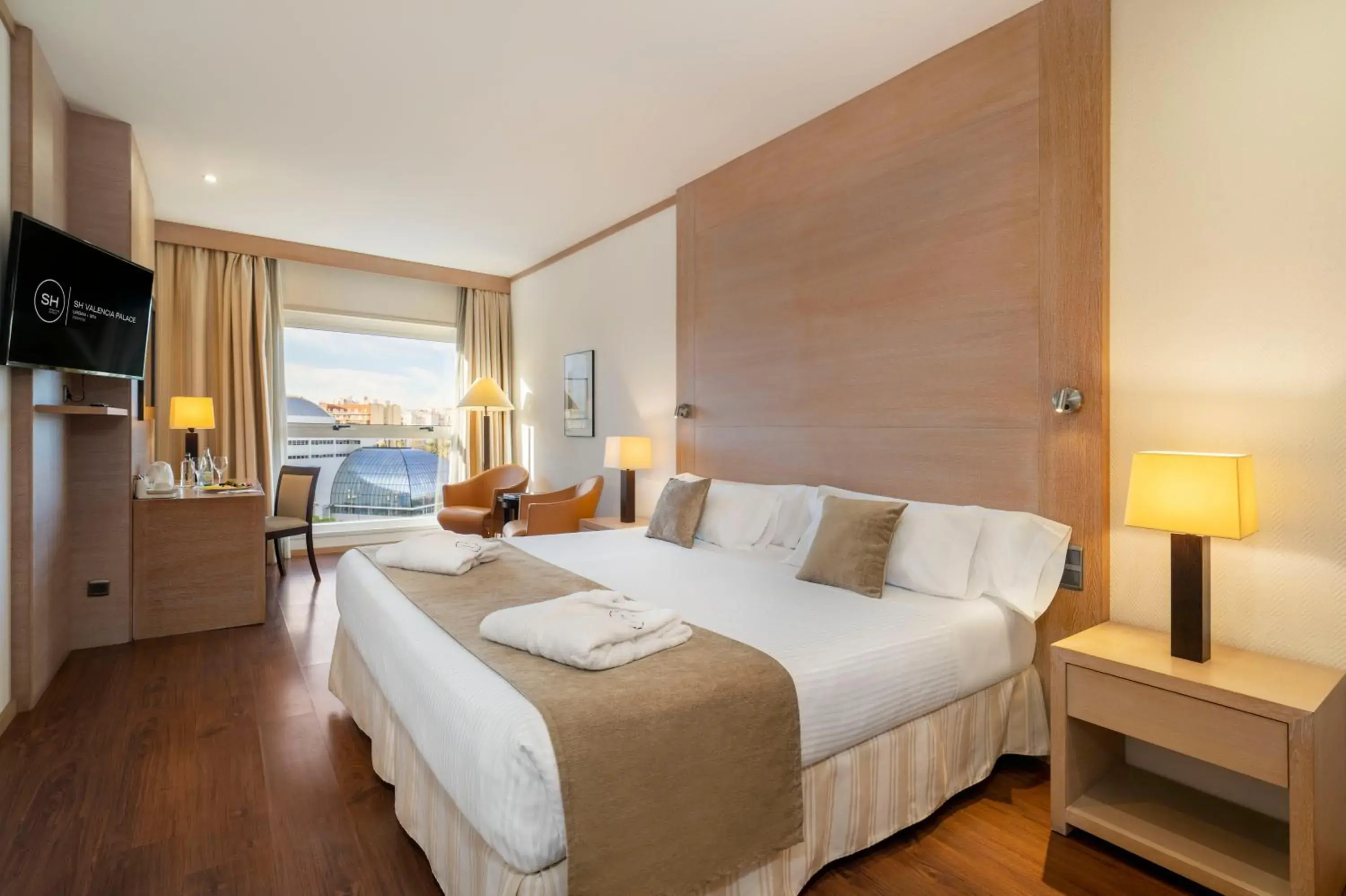 Photo of the whole room, Bed in SH Valencia Palace Photo of the whole room, Bed in SH Valencia Palace