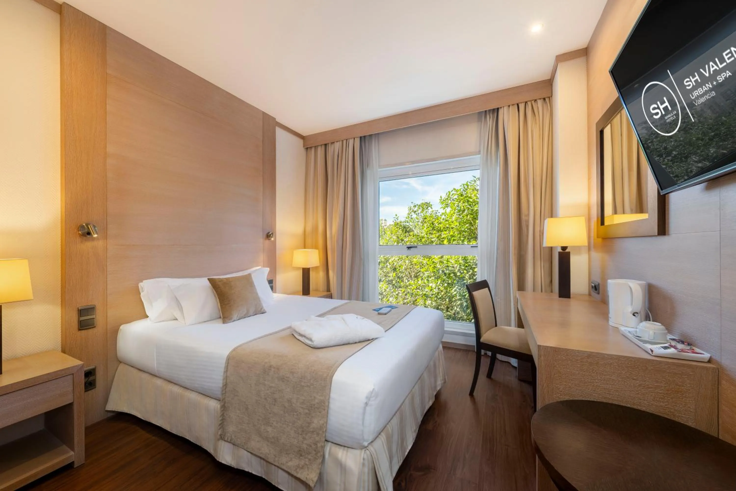 Photo of the whole room, Bed in SH Valencia Palace