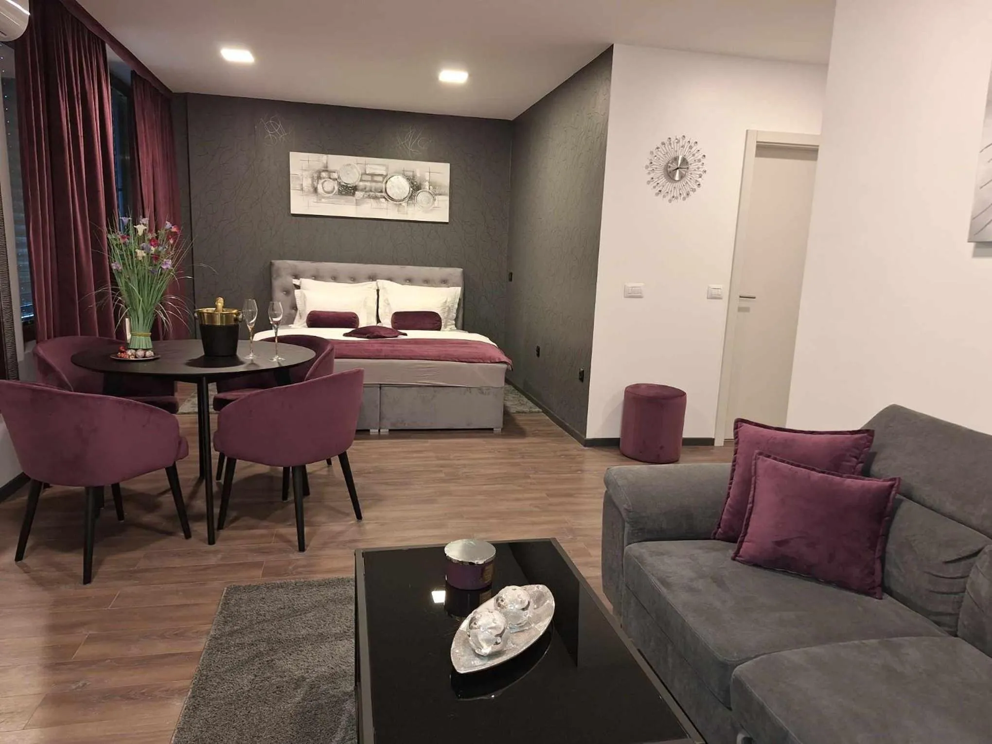 Living room, Bed in Arcobaleno Apartments & Rooms