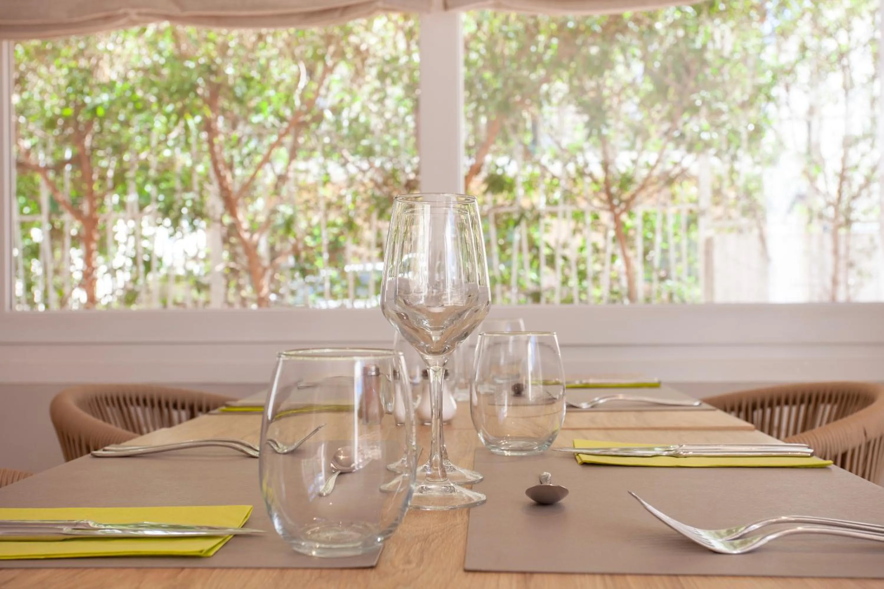 Restaurant/places to eat in Hotel Torá