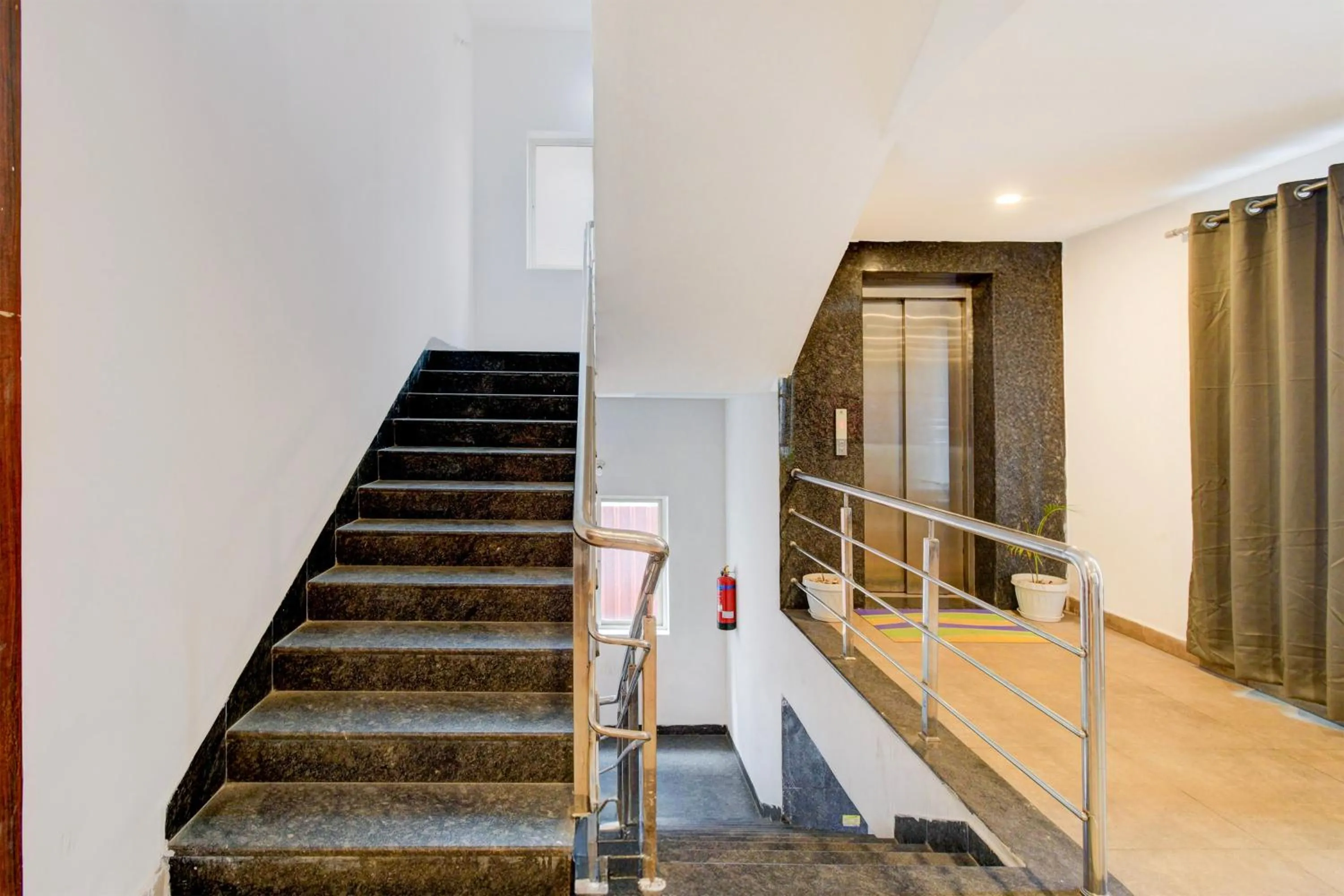Lobby or reception in Super Townhouse SR Nagar Metro Station Hyderabad