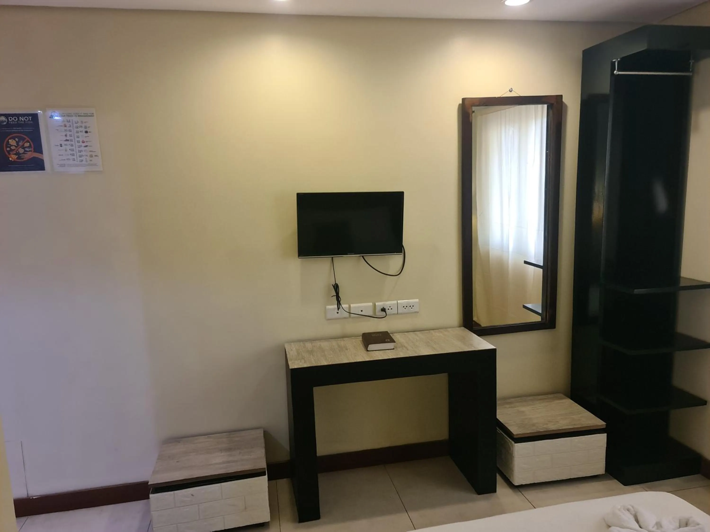 hair dresser, Bed in Coron town travellers inn