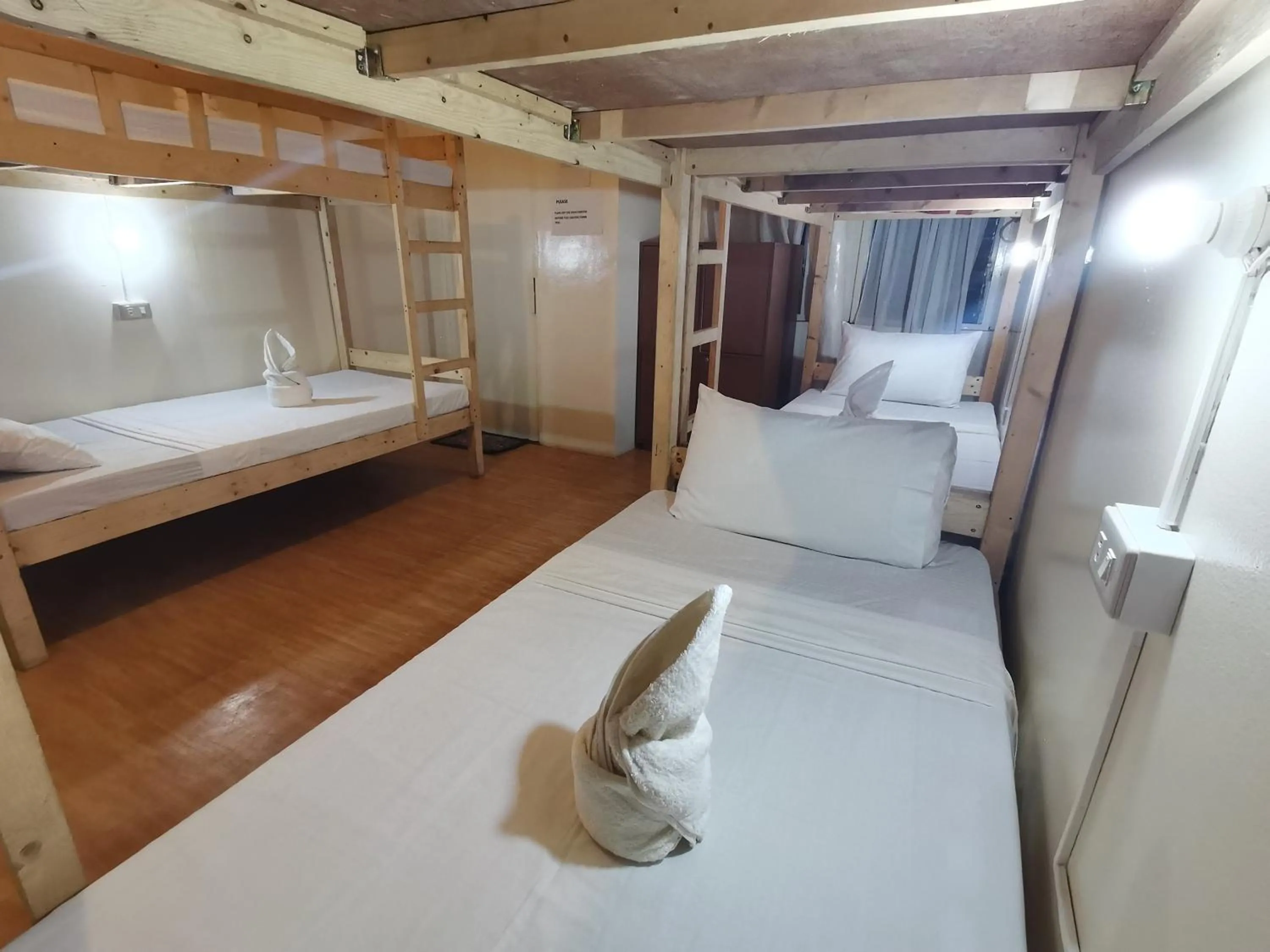 Bed in Coron town travellers inn