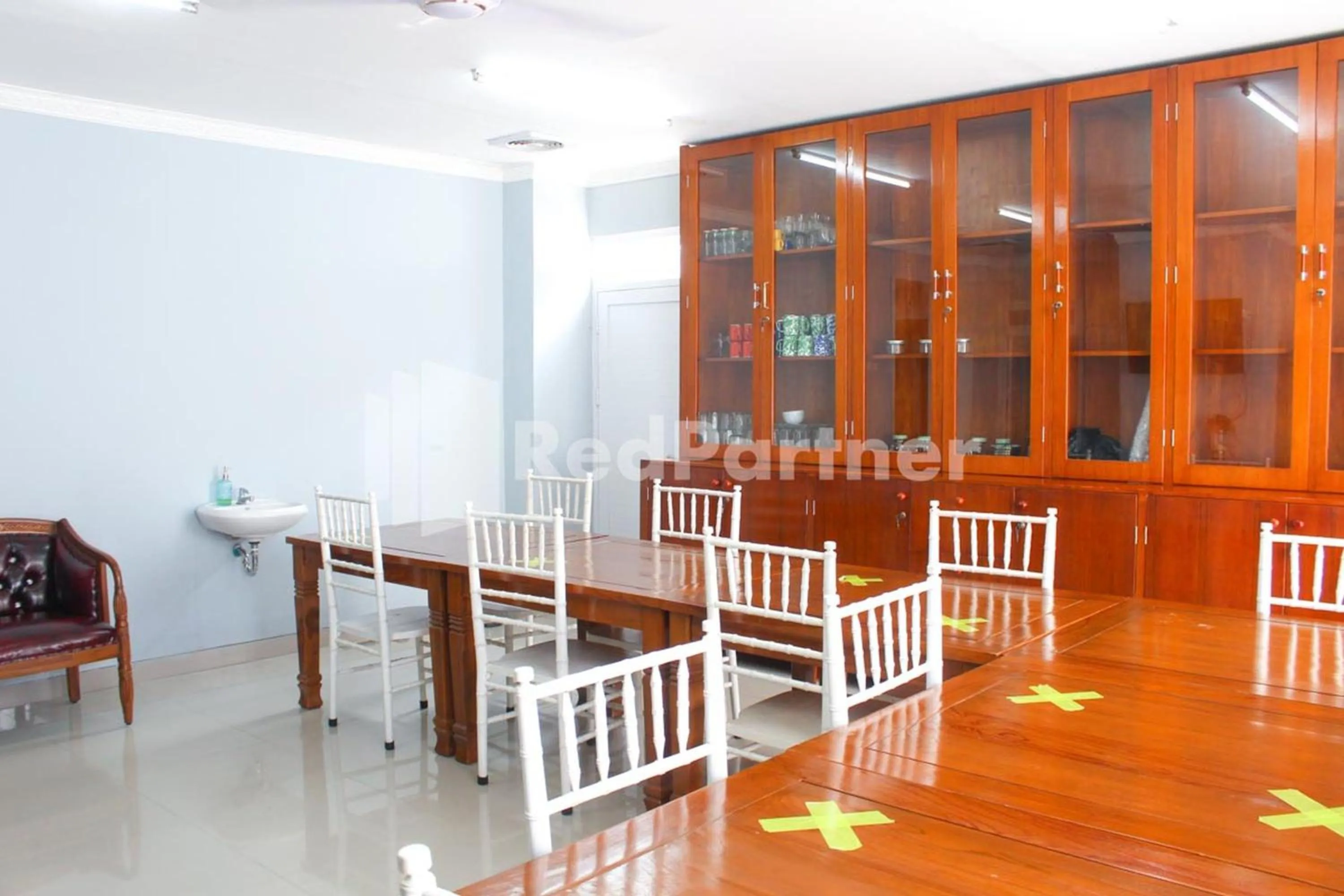 Dining area in Brahma Hotel Mitra RedDoorz