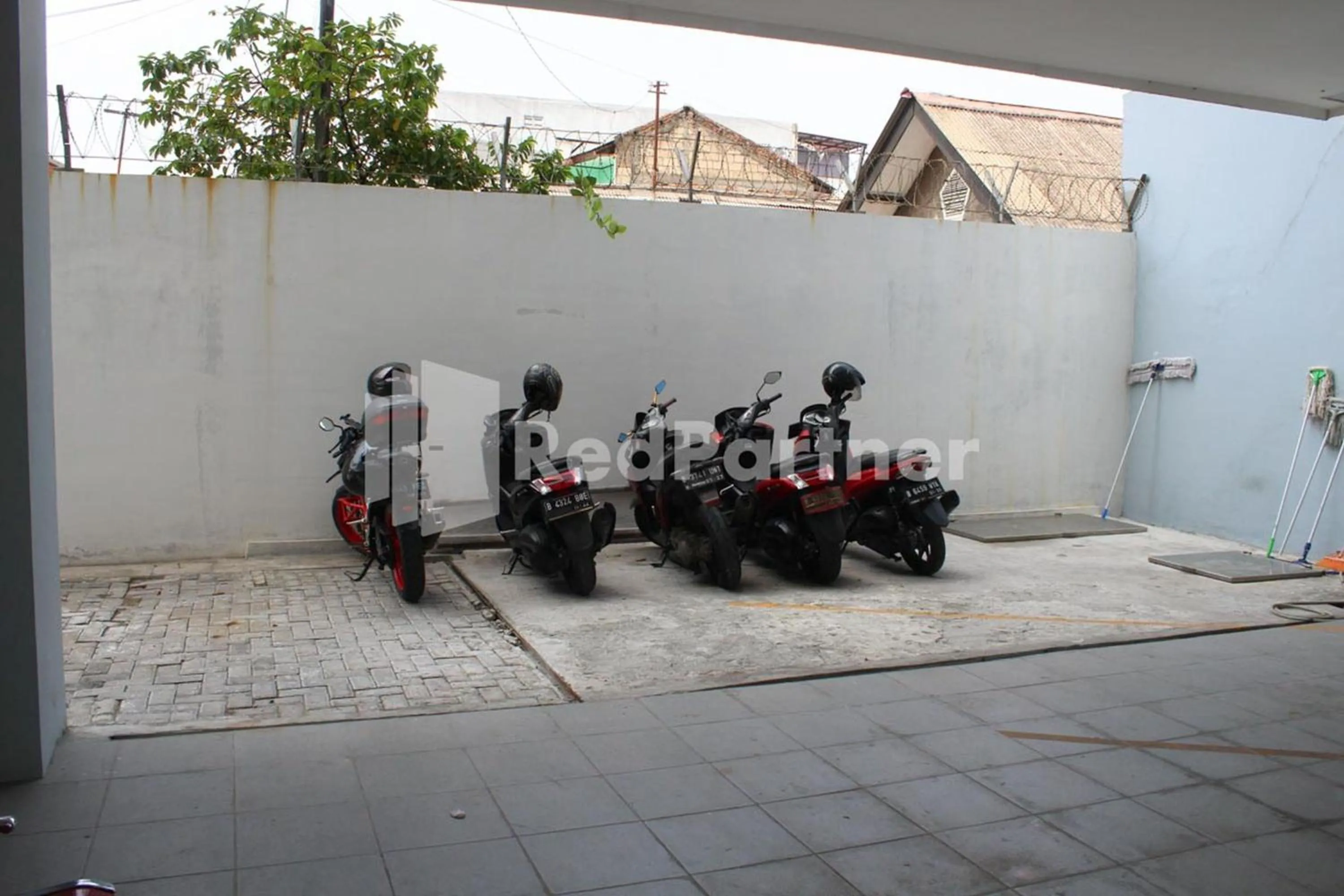 Parking in Brahma Hotel Mitra RedDoorz