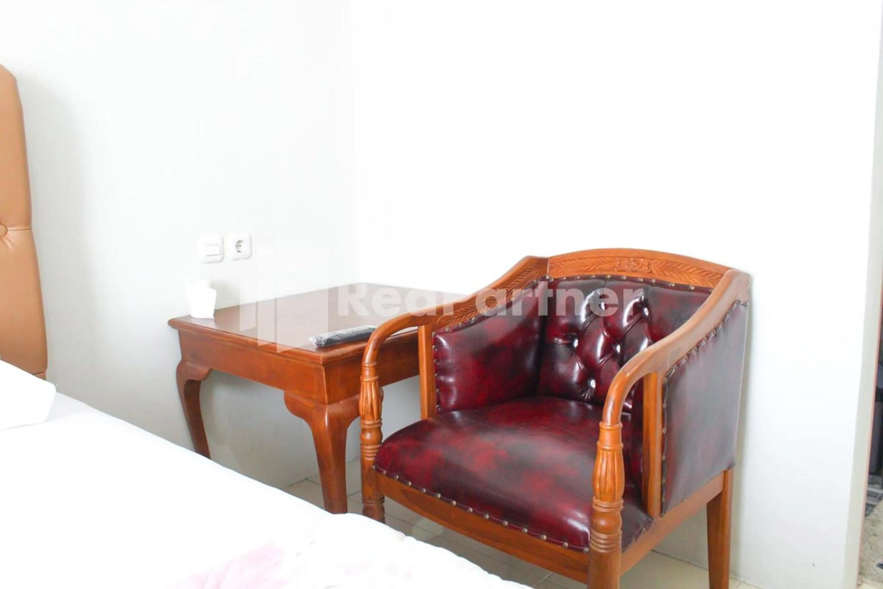 Seating area in Brahma Hotel Mitra RedDoorz