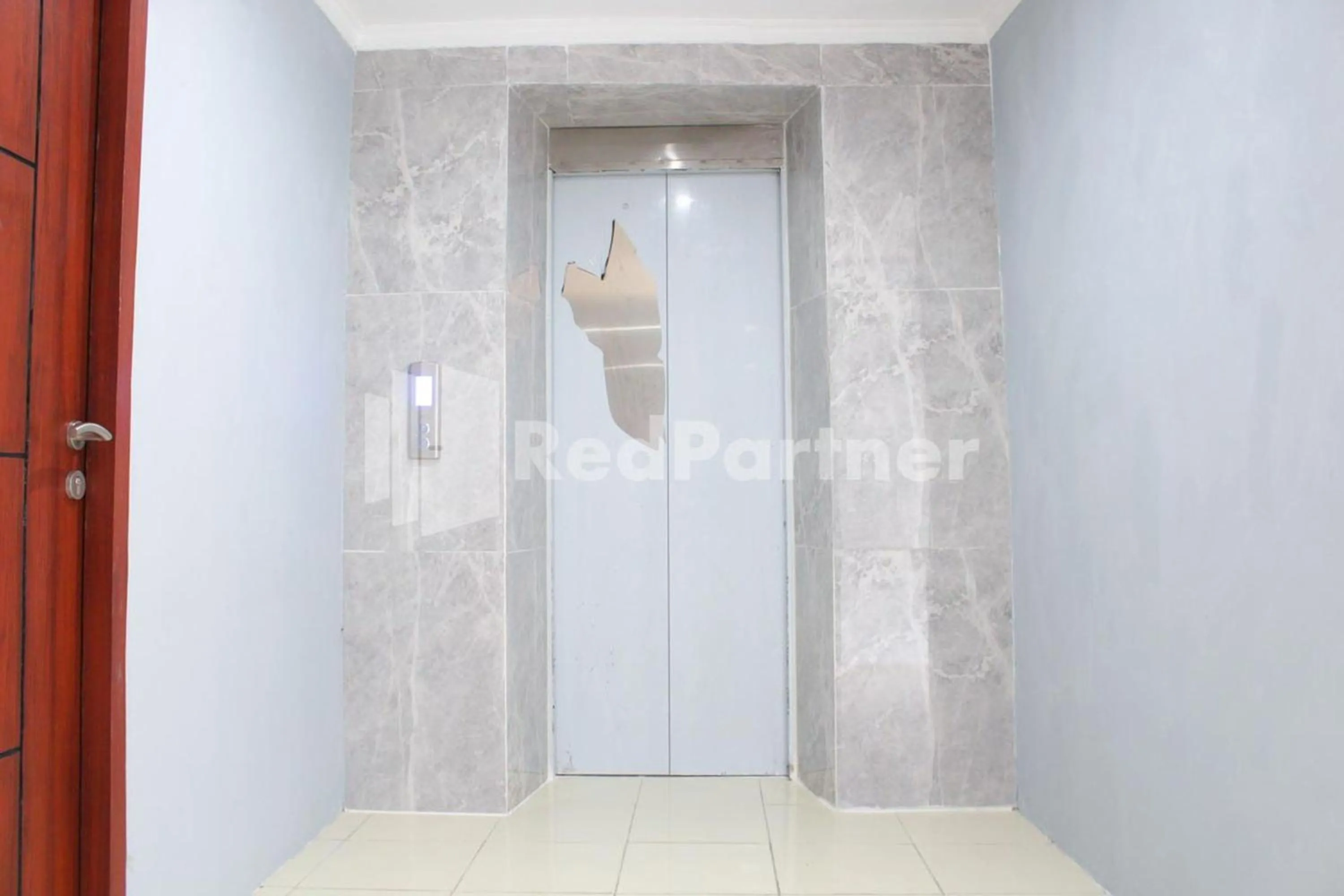elevator in Brahma Hotel Mitra RedDoorz
