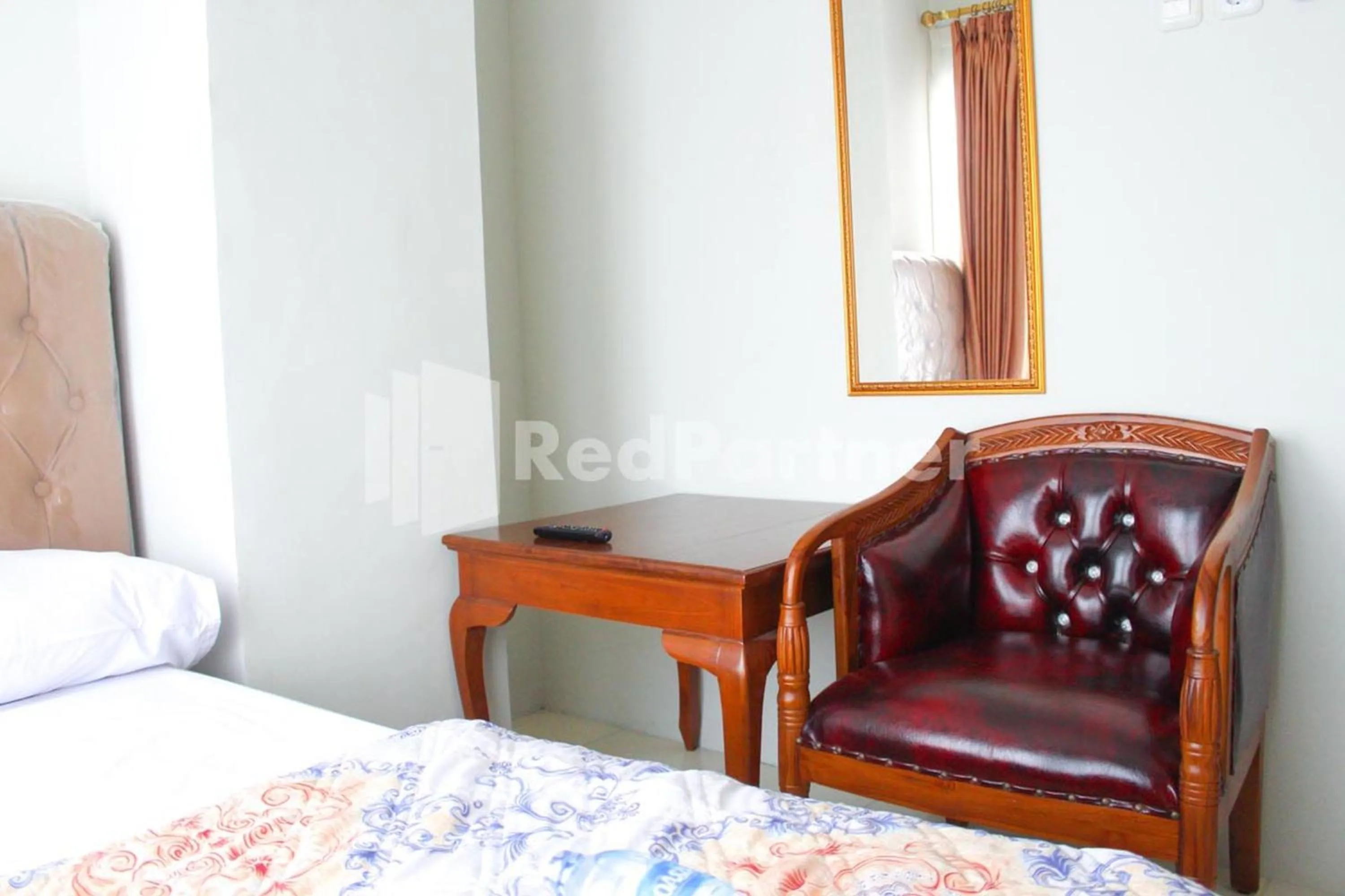 Seating area, Bed in Brahma Hotel Mitra RedDoorz