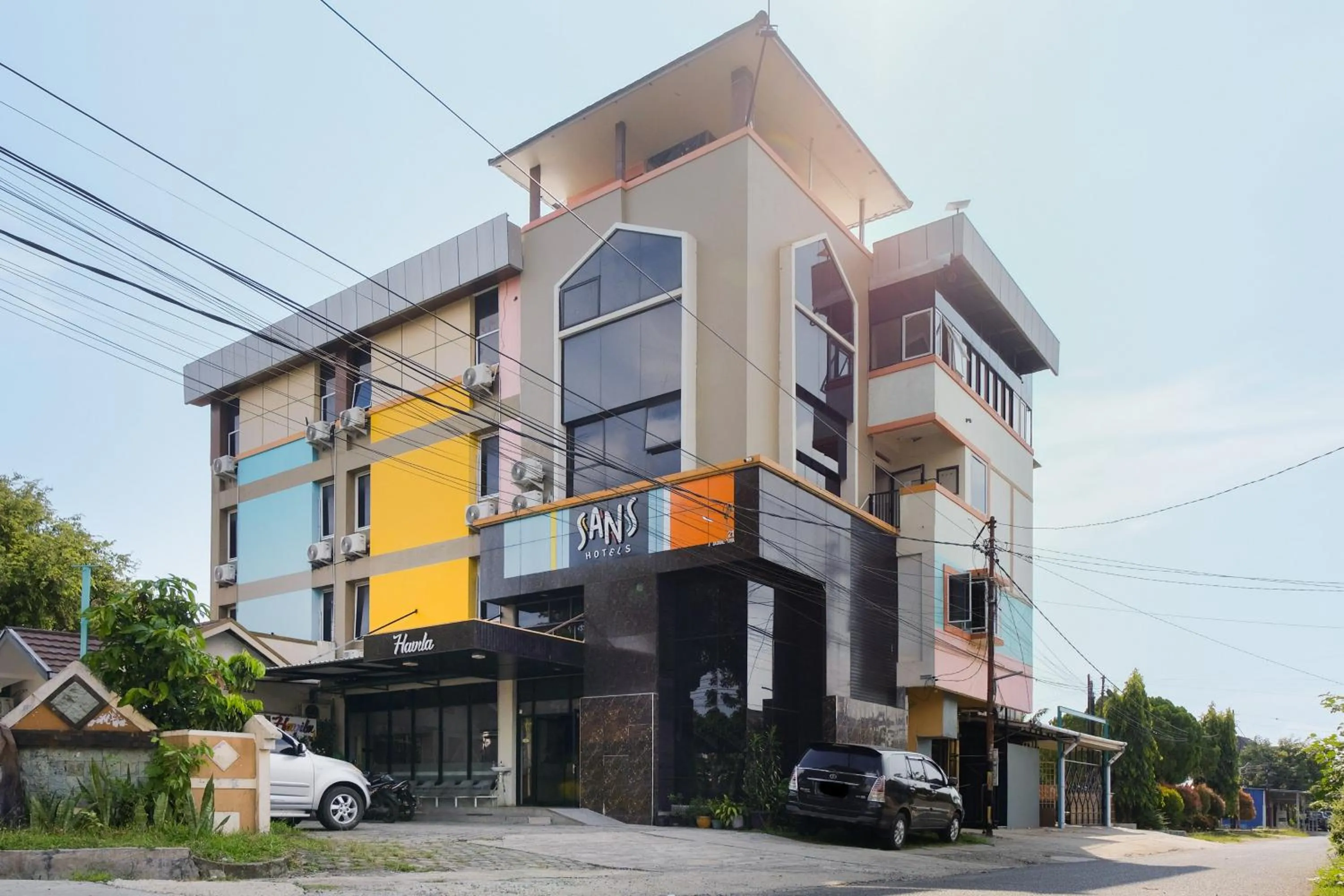 Facade/entrance in Sans Hotel Havila Bengkulu