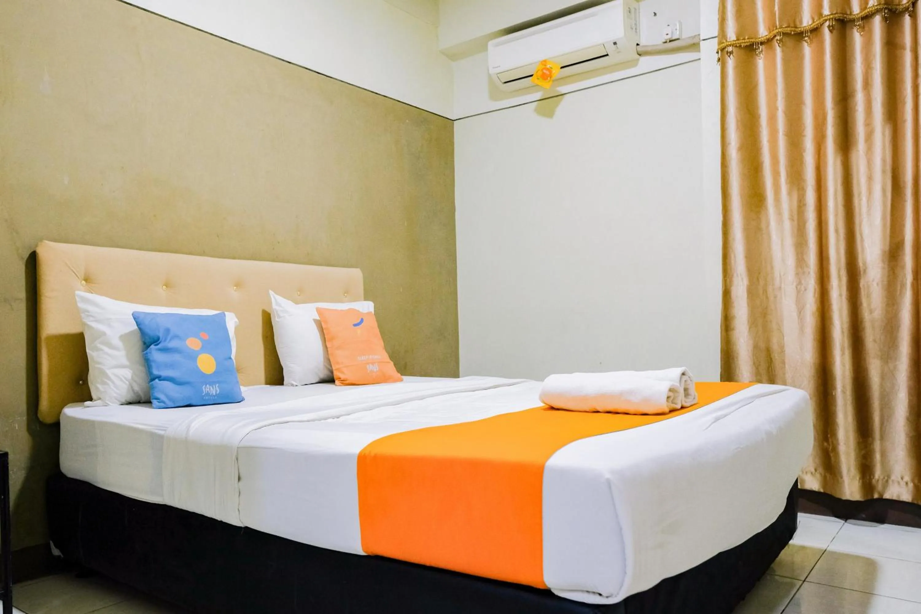 Bedroom, Bed in Sans Hotel Havila Bengkulu