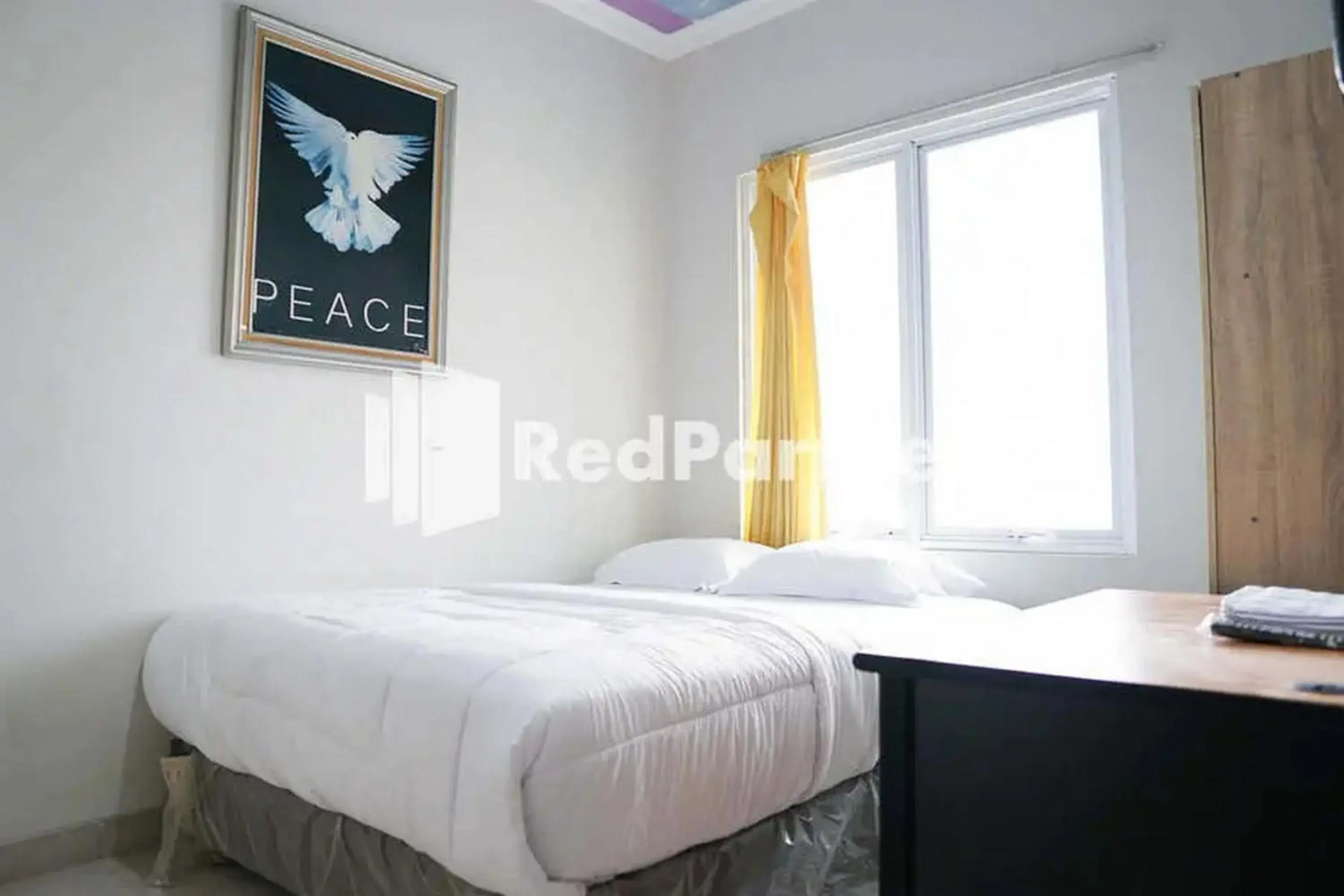 Standard Double Room in RedDoorz at Victory Homestay Karawaci Standard Double Room in RedDoorz at Victory Homestay Karawaci