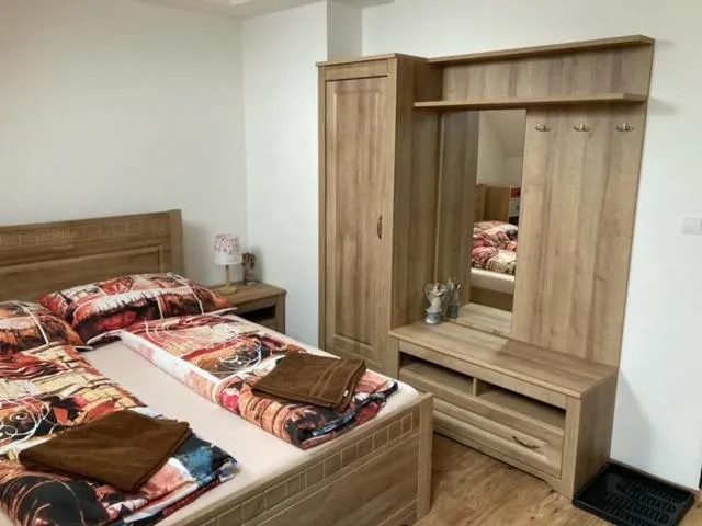 Bedroom, Bed in Dvojlôžková izba s vlastnou kúpelňou v priemyselnej zóne