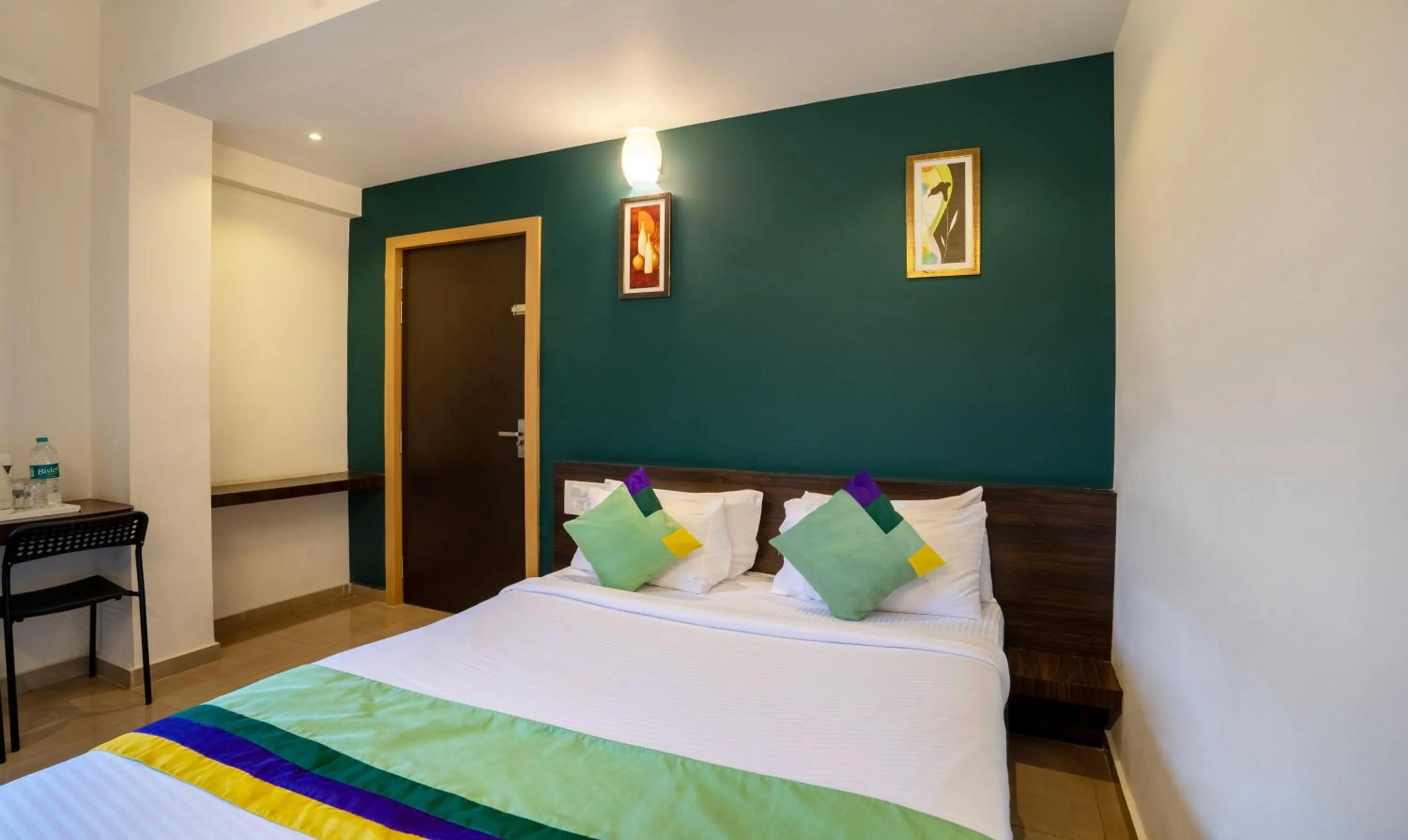 Bedroom, Bed in Itsy Hotels Vijaya Residency