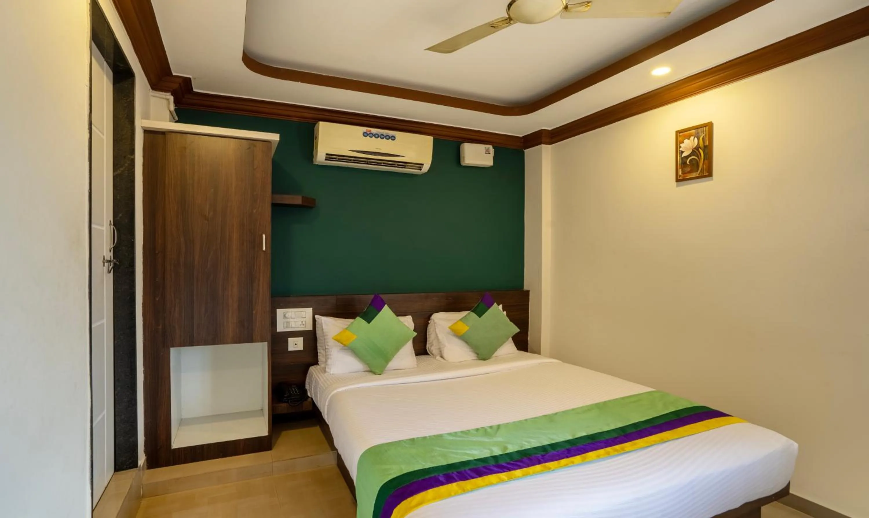 Bedroom, Bed in Itsy Hotels Vijaya Residency