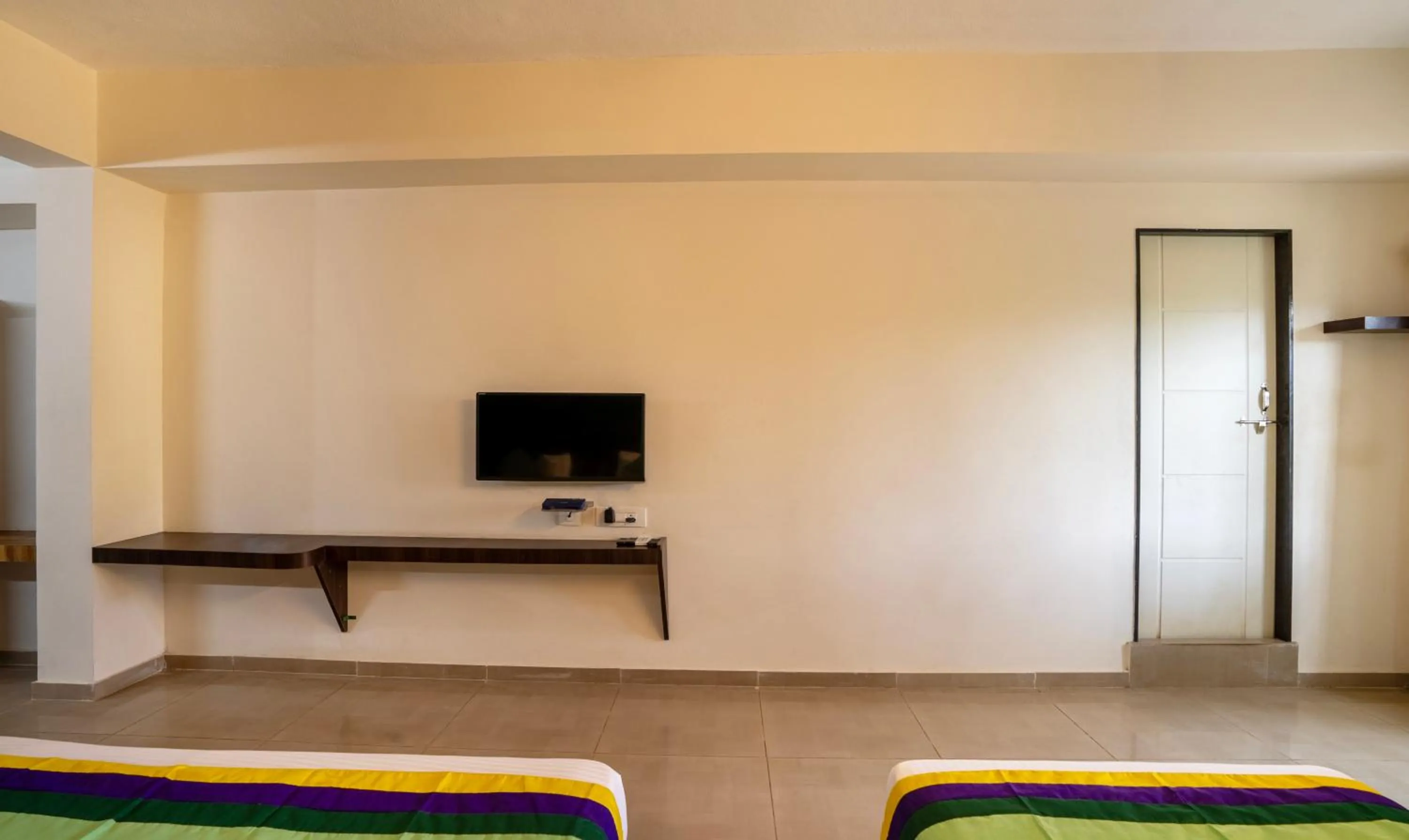 TV and multimedia in Itsy Hotels Vijaya Residency