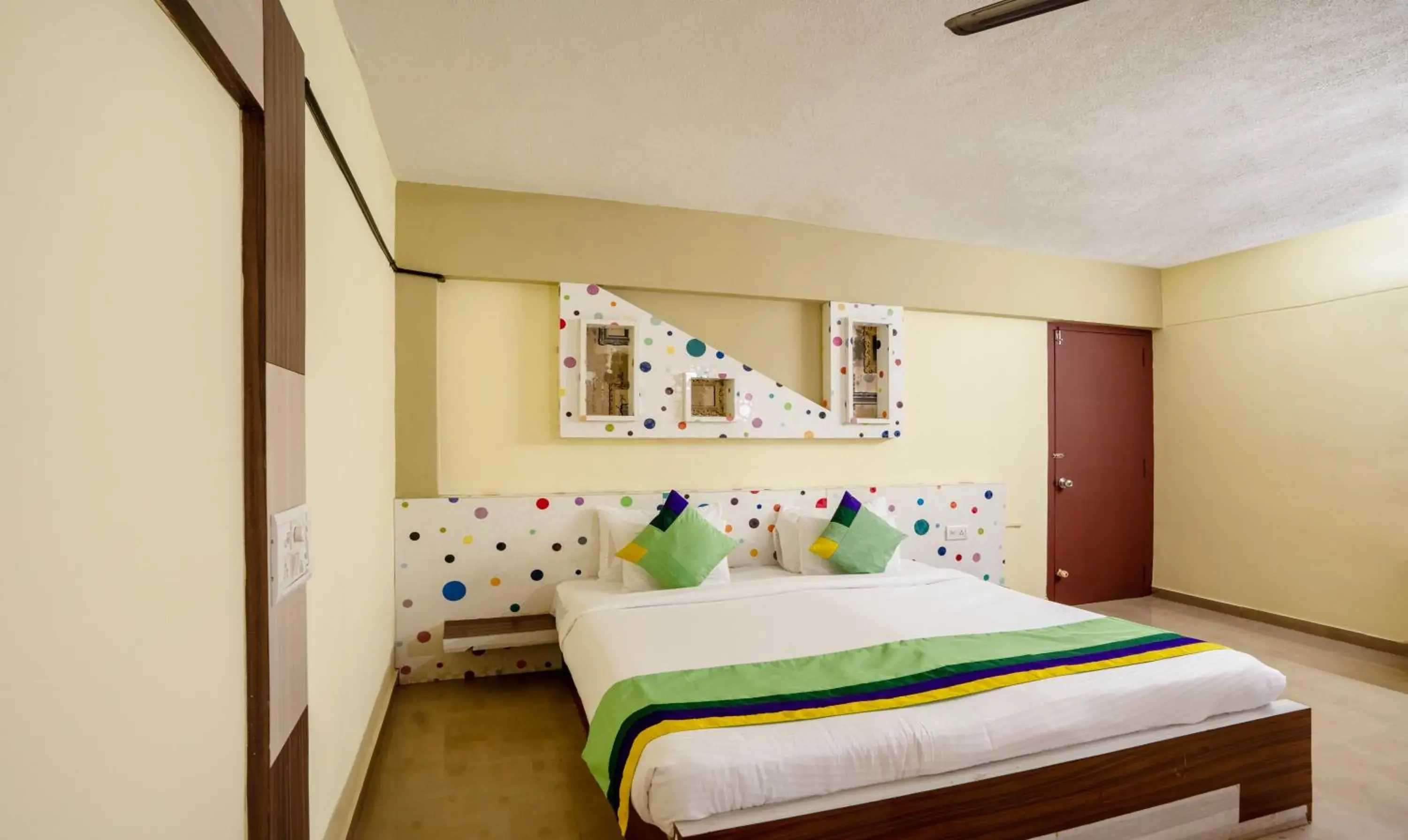 Bed in Itsy Hotels Vijaya Residency Bed in Itsy Hotels Vijaya Residency