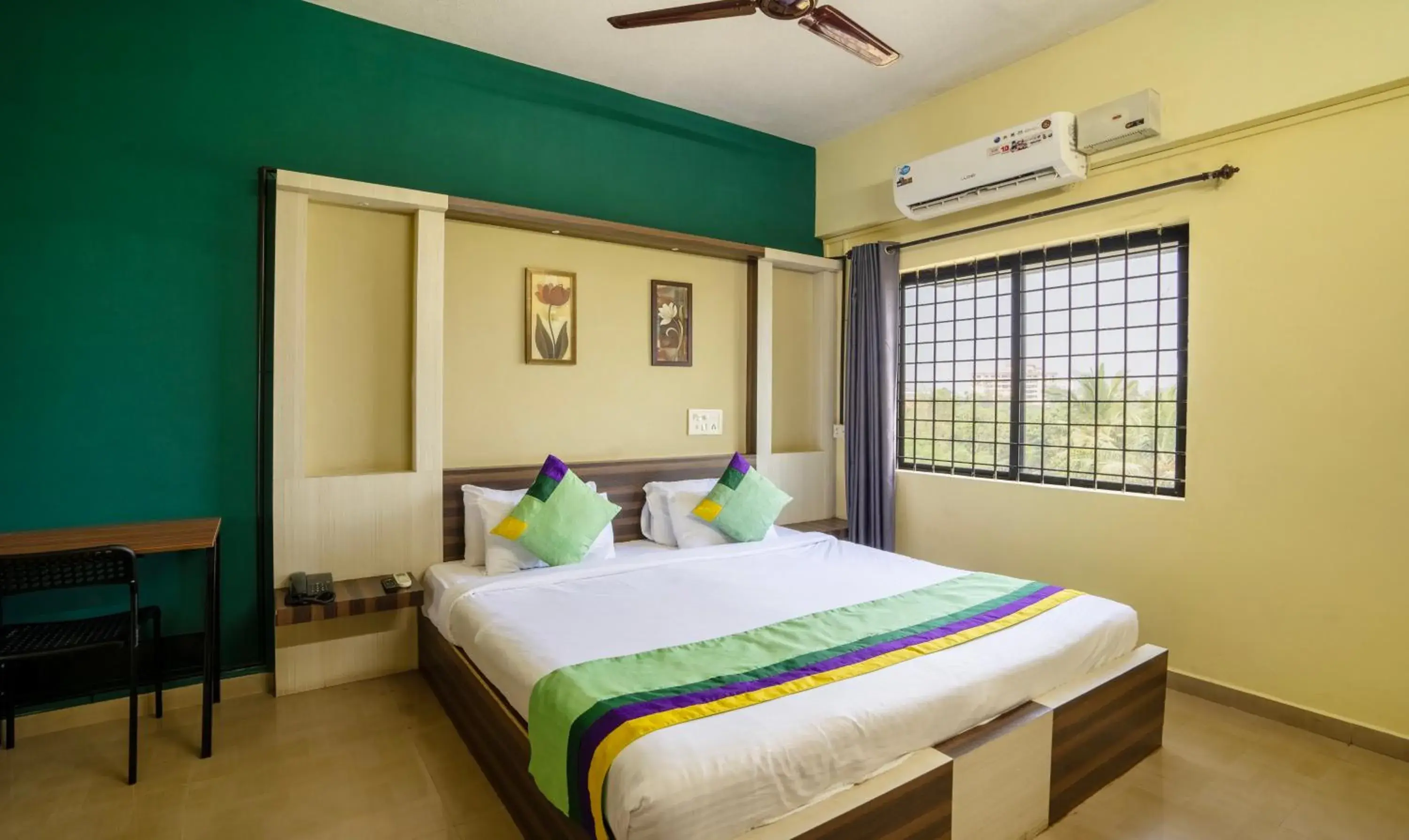 Bed in Itsy Hotels Vijaya Residency Bed in Itsy Hotels Vijaya Residency