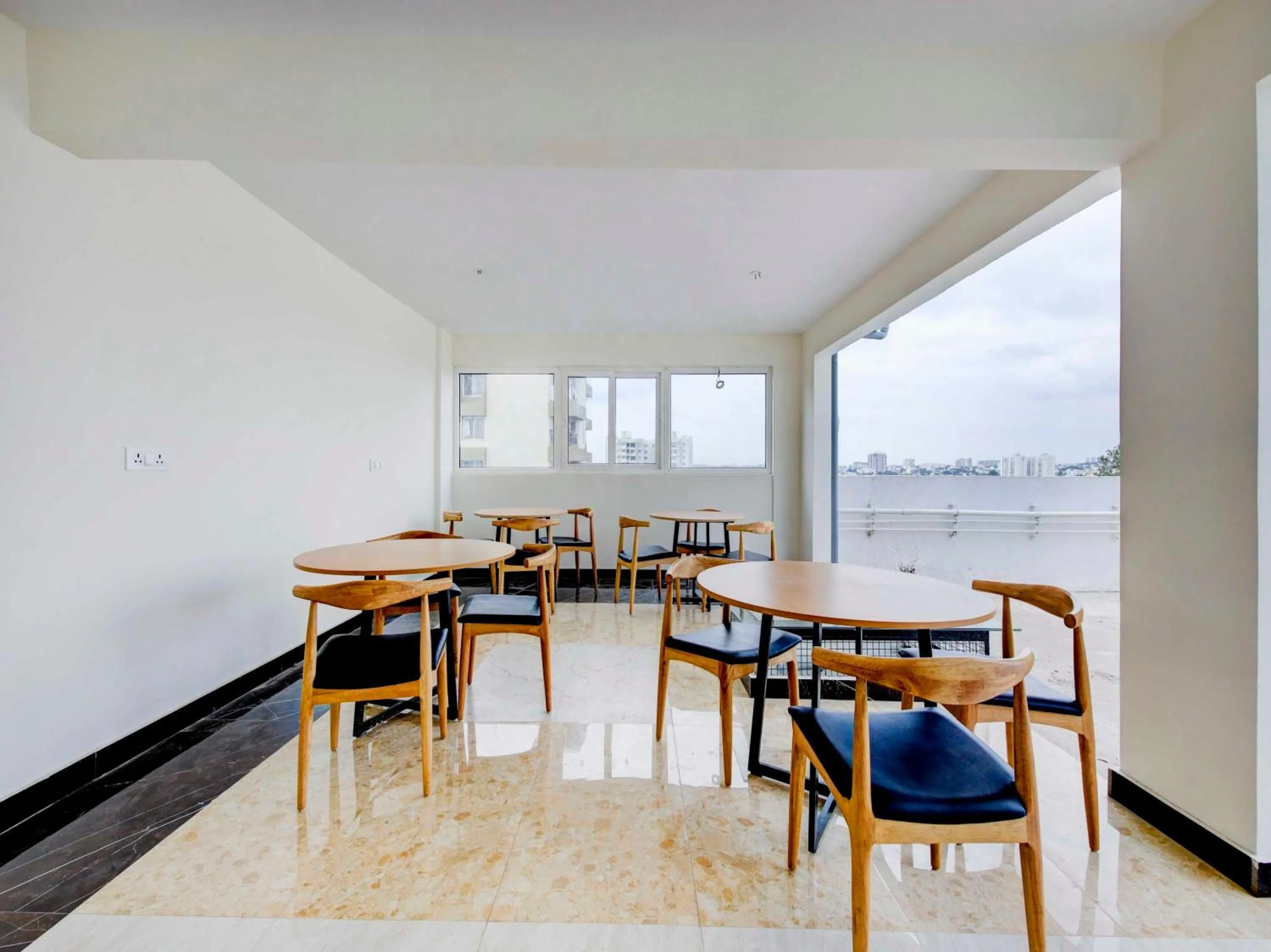 Restaurant/places to eat in Super Collection O Royal Elevar