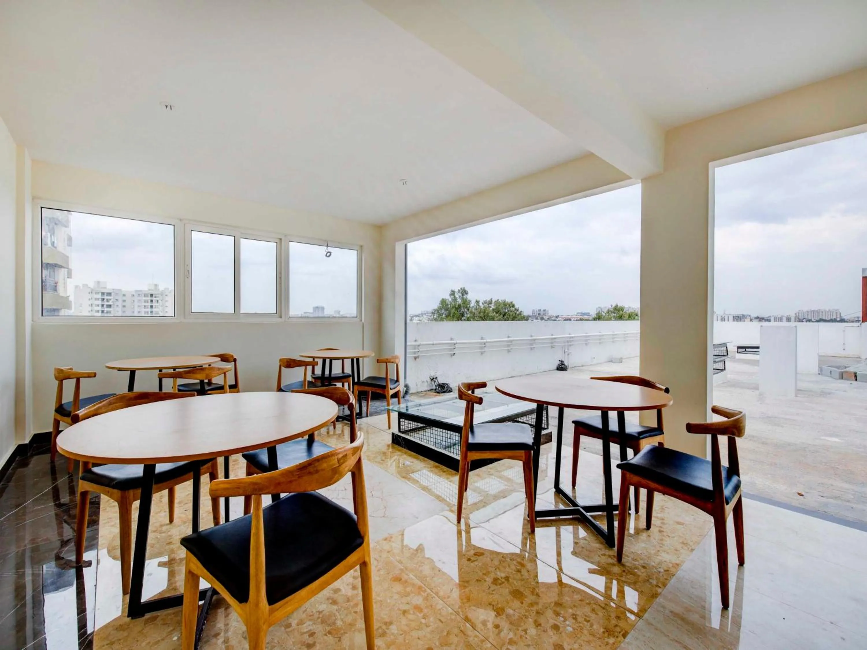 Restaurant/places to eat in Super Collection O Royal Elevar