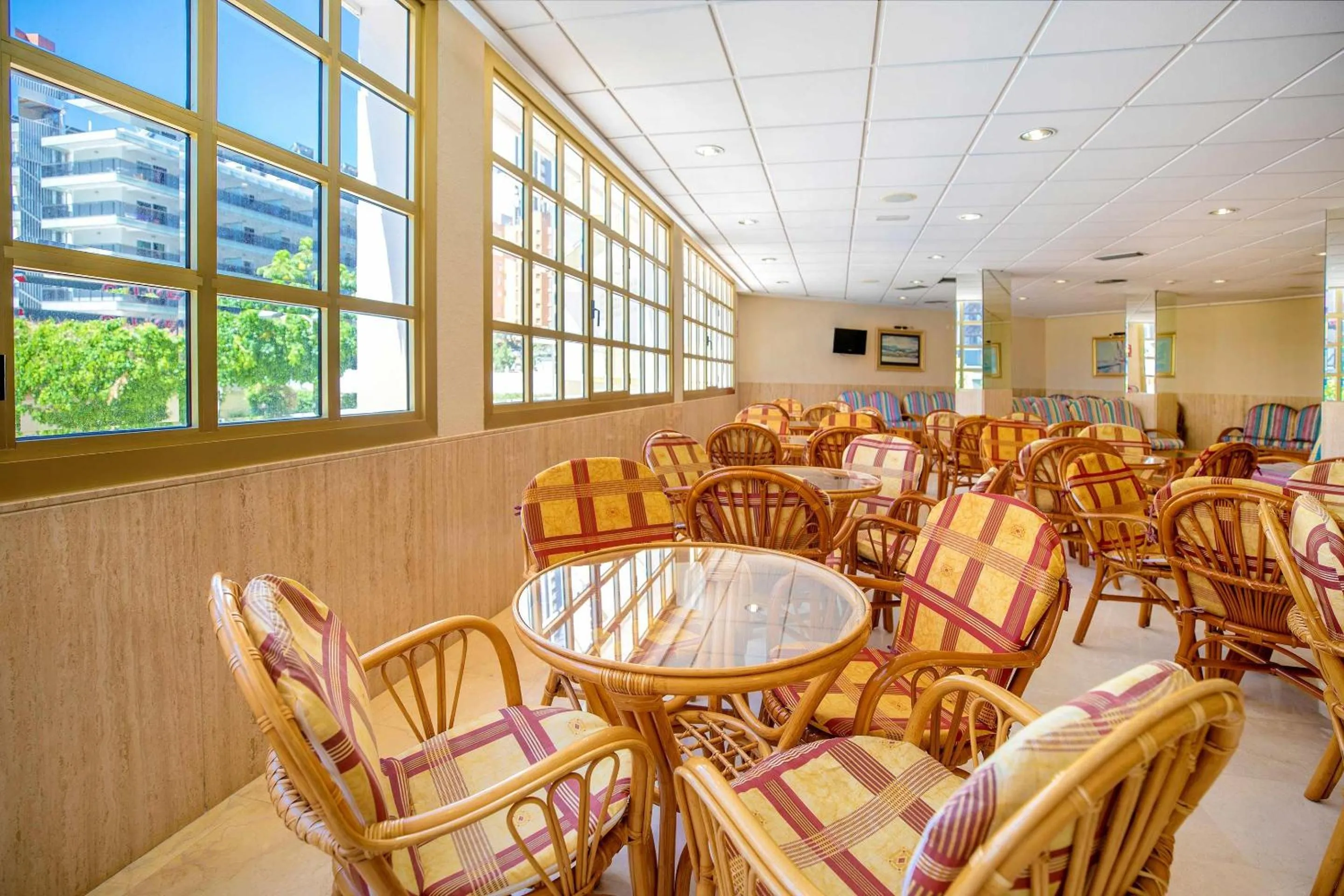 Communal lounge/ TV room in Hotel Servigroup Orange