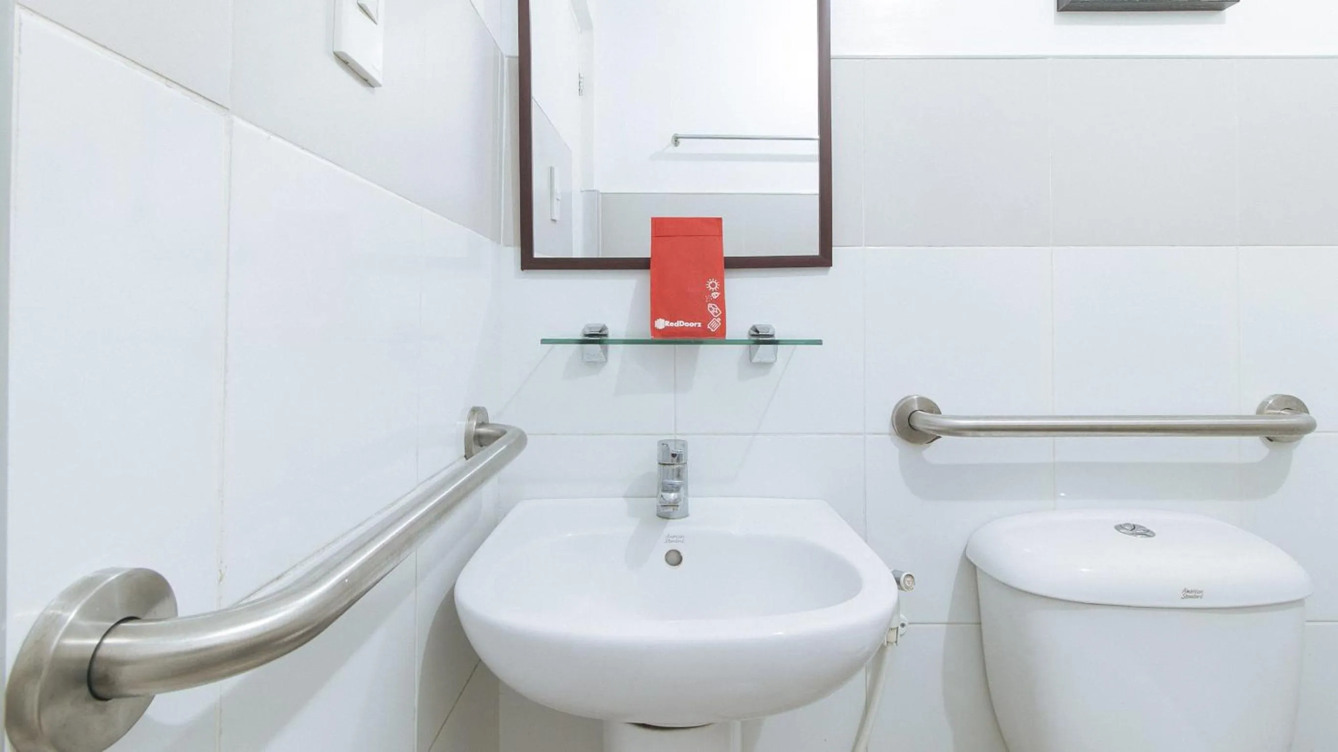 Toilet in RedDoorz @ Melbourne Suites Makati