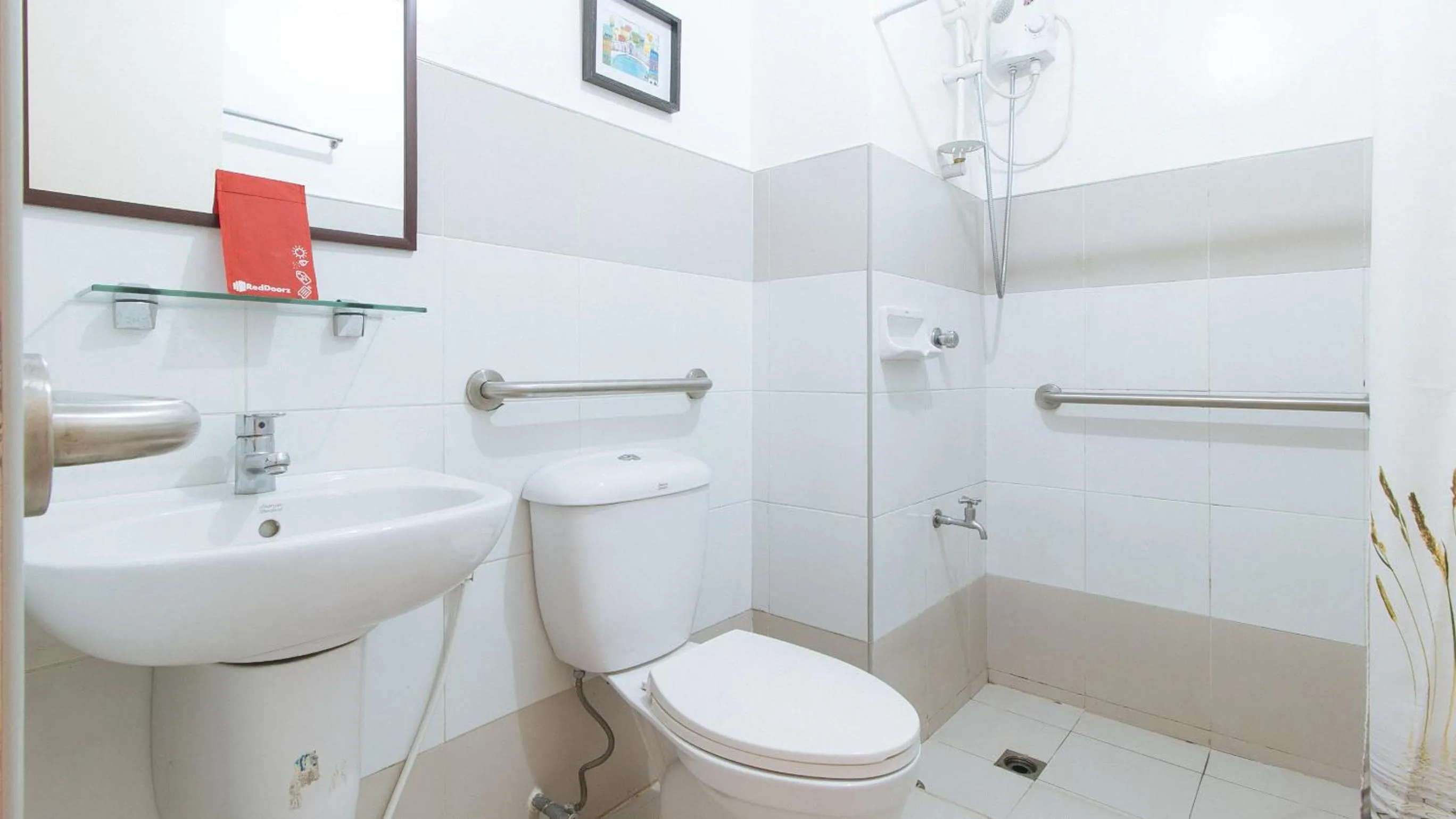 Shower in RedDoorz @ Melbourne Suites Makati
