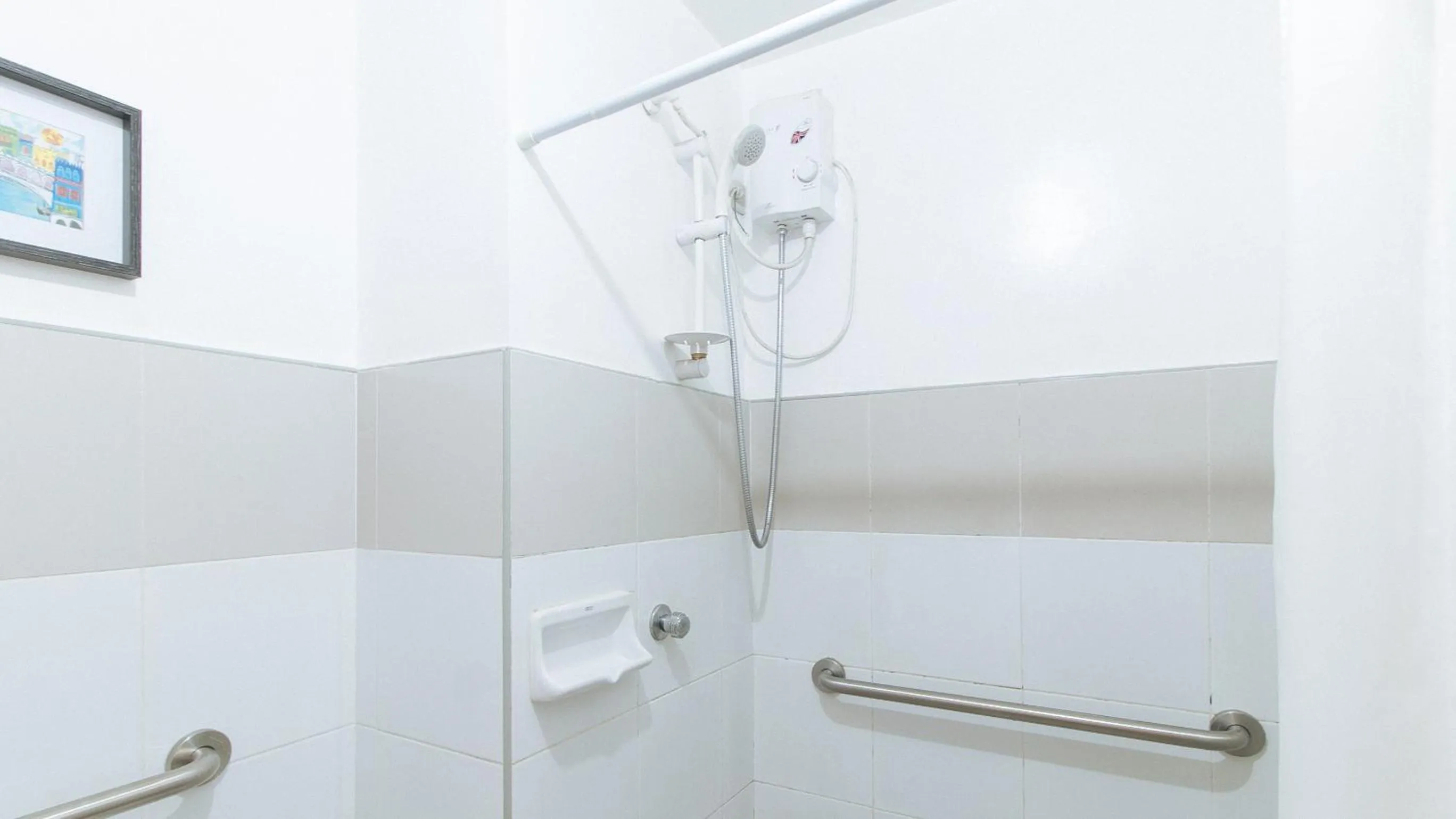 Shower in RedDoorz @ Melbourne Suites Makati