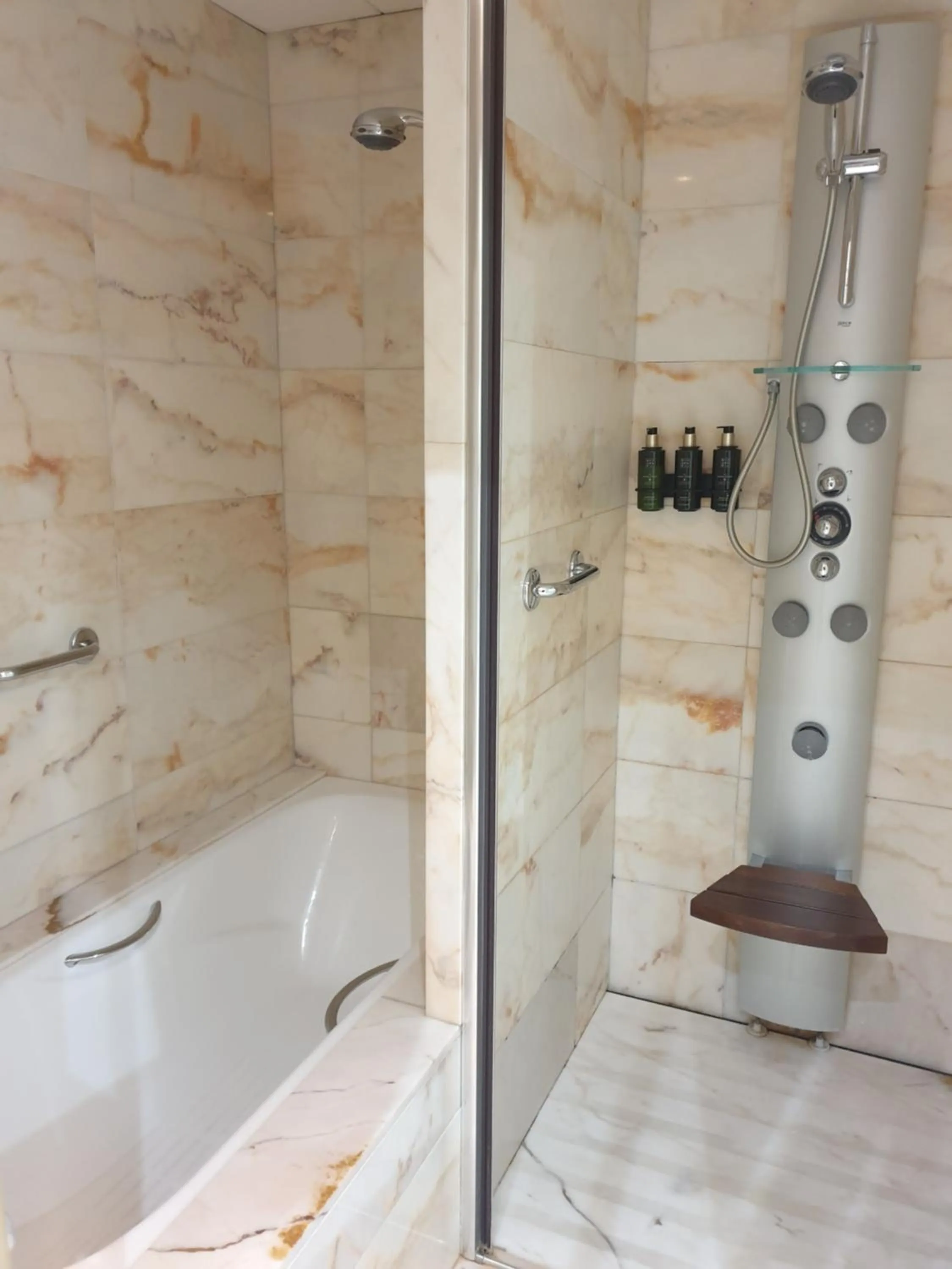 Shower in Best Western Premier CMC Girona