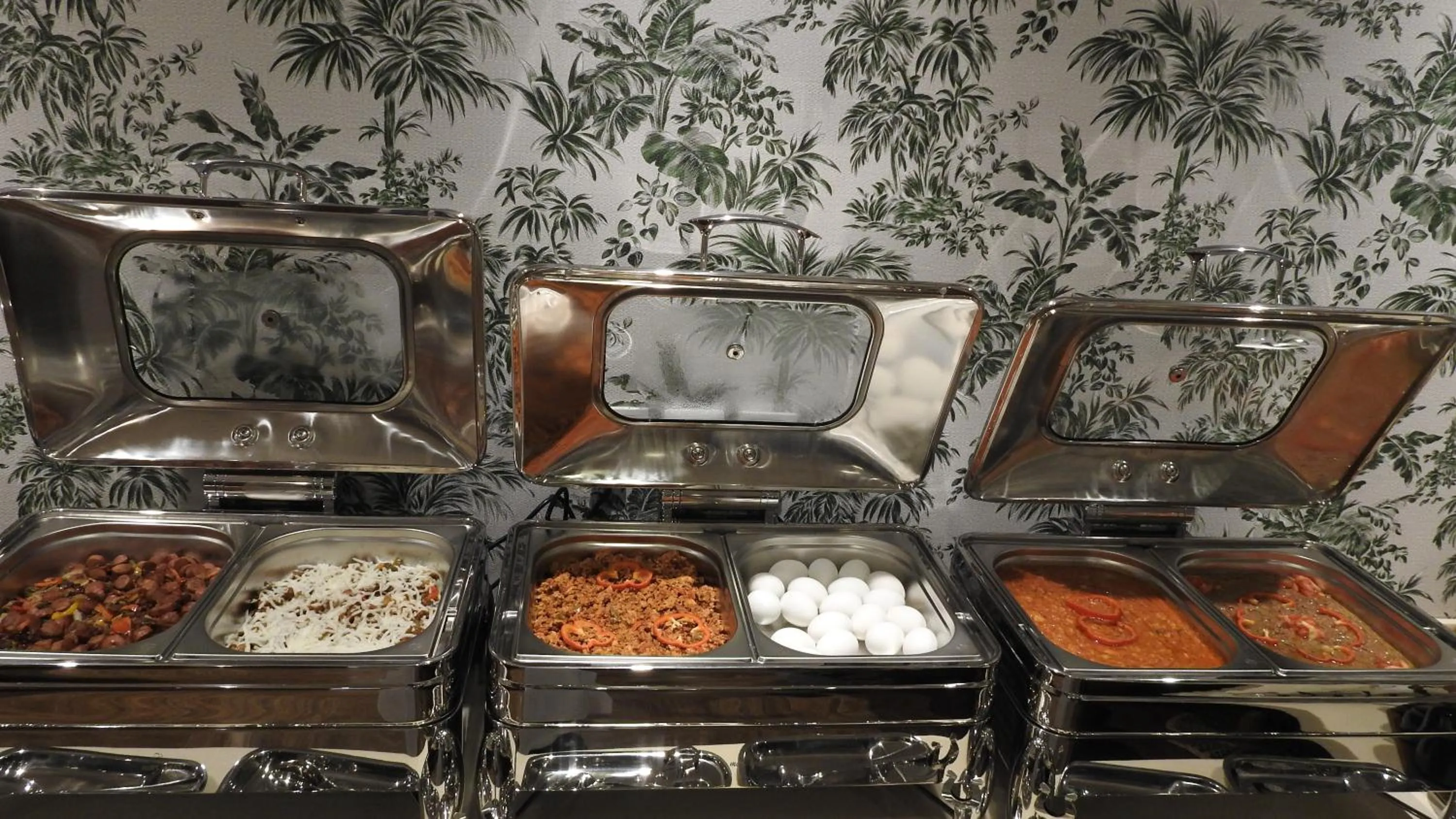 Restaurant/places to eat in Level Nine Hotel