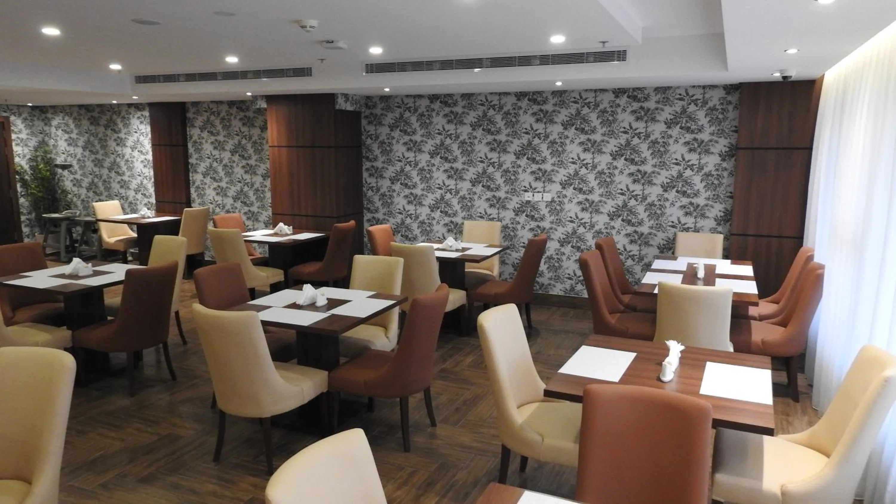 Restaurant/places to eat in Level Nine Hotel