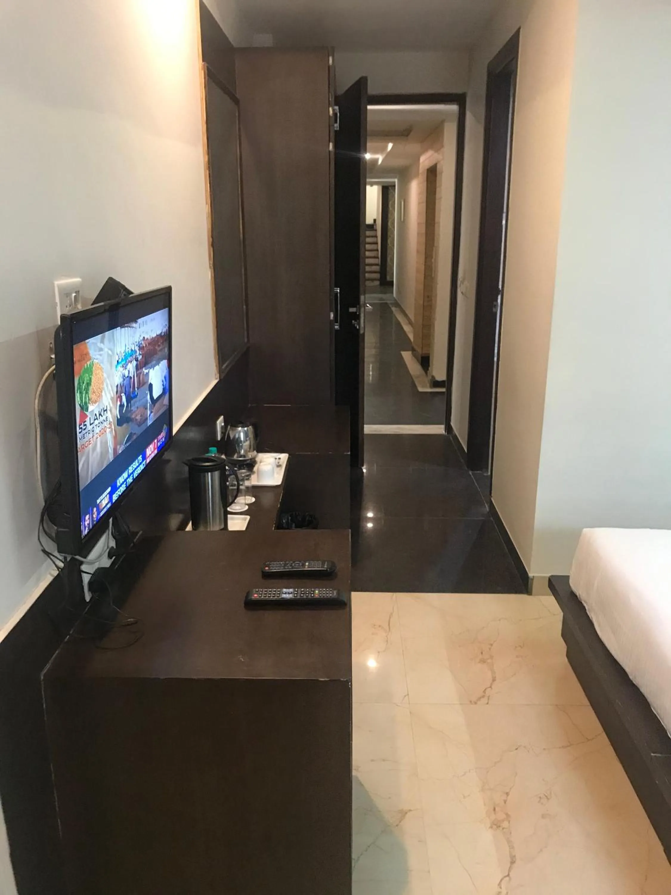 Coffee/tea facilities, Bed in Hotel Crimson Palace