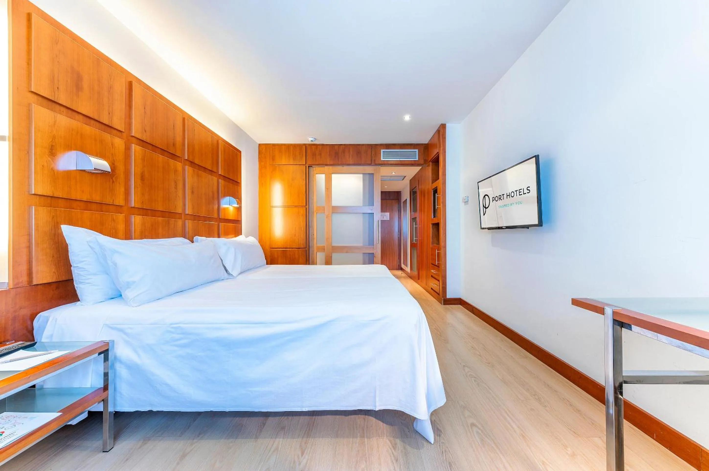 Photo of the whole room, Bed in Port Azafata Valencia