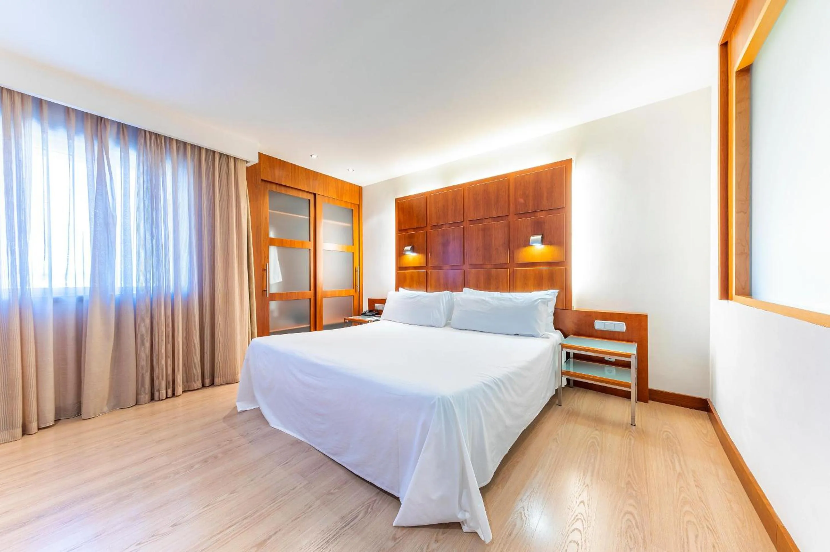 Photo of the whole room, Bed in Port Azafata Valencia