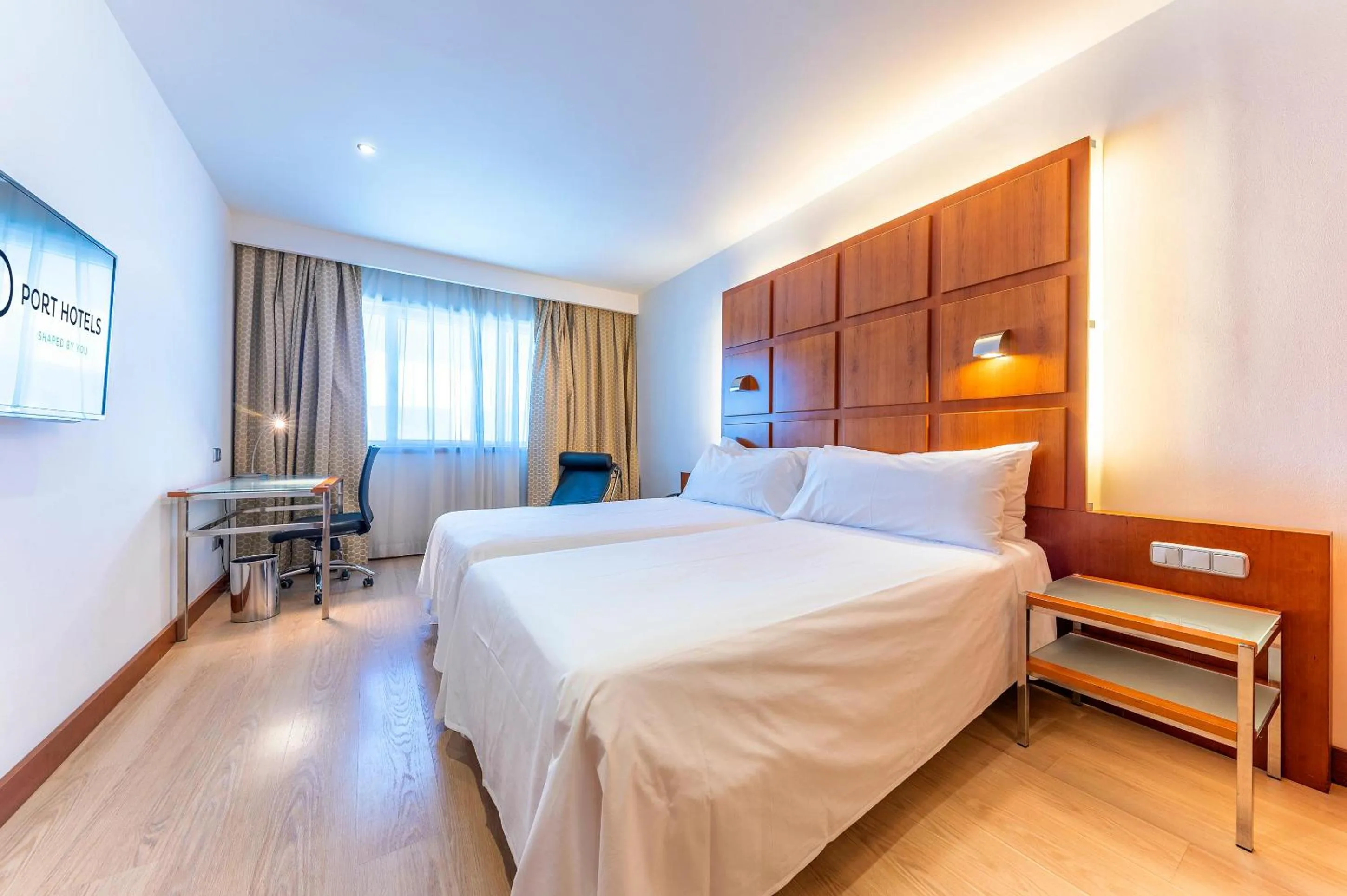 Photo of the whole room, Bed in Port Azafata Valencia