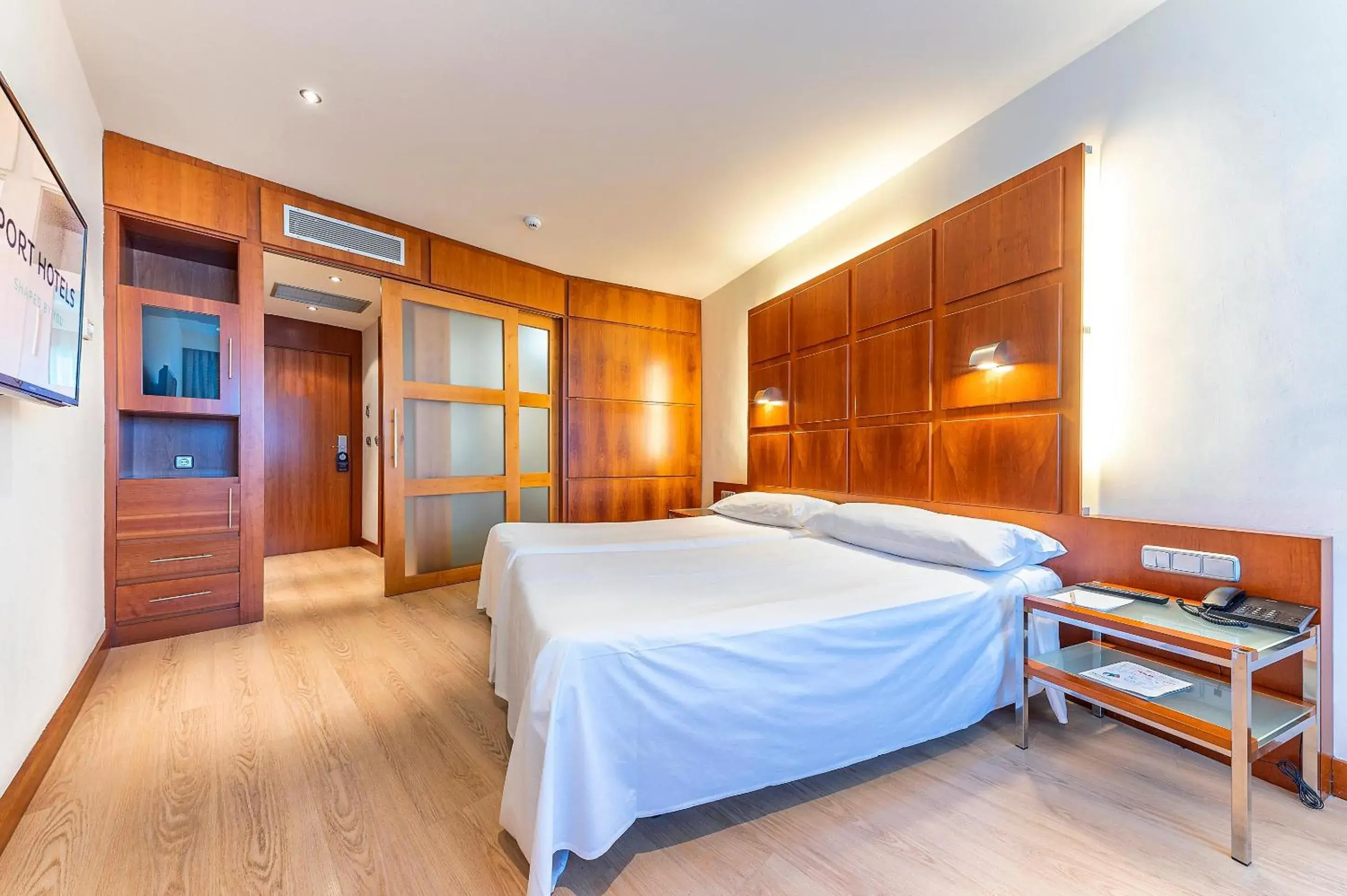 Premium Double or Twin Room with Airport Transfer (1 Adult) in Port Azafata Valencia Premium Double or Twin Room with Airport Transfer (1 Adult) in Port Azafata Valencia