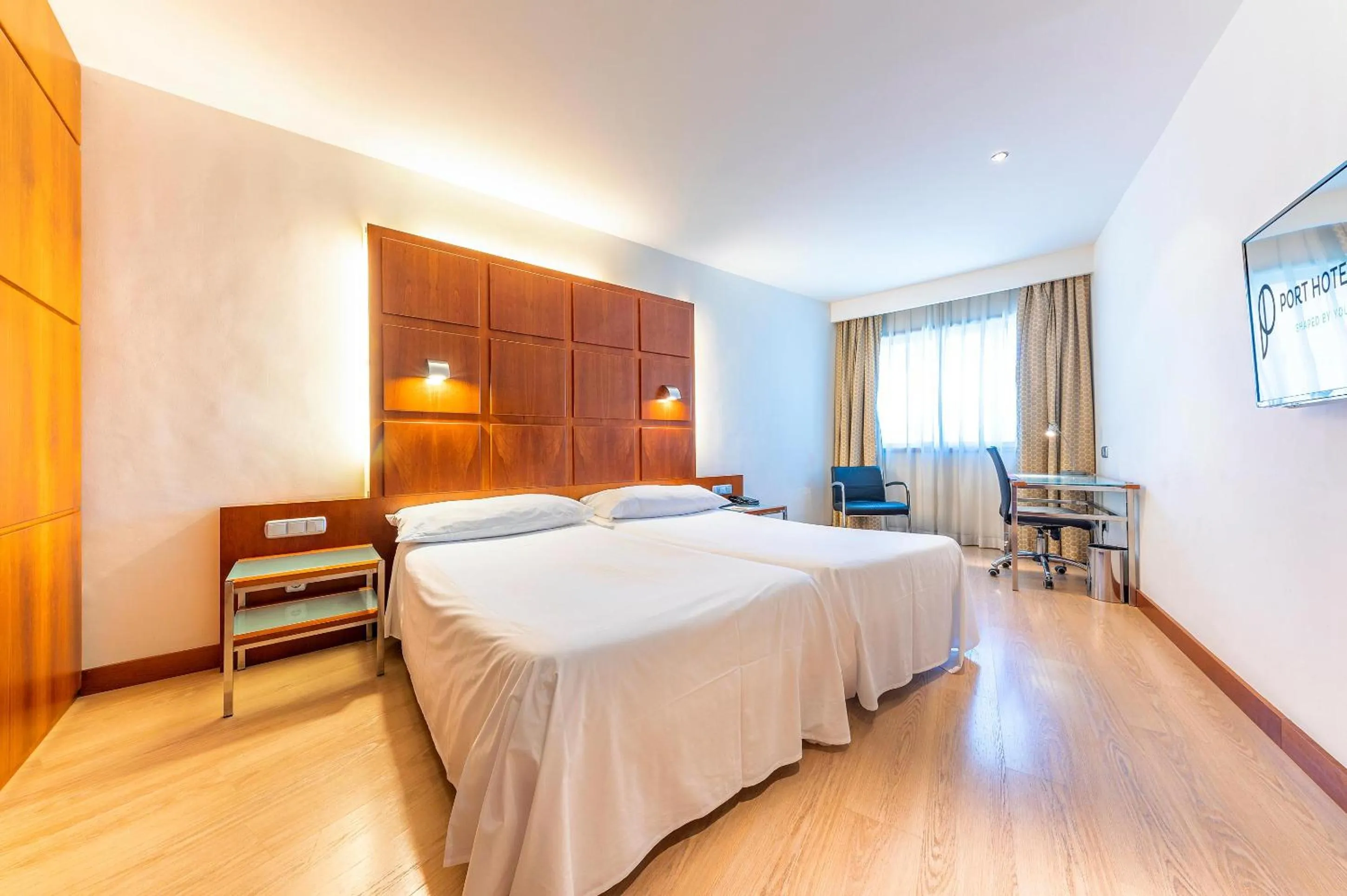 Photo of the whole room, Bed in Port Azafata Valencia