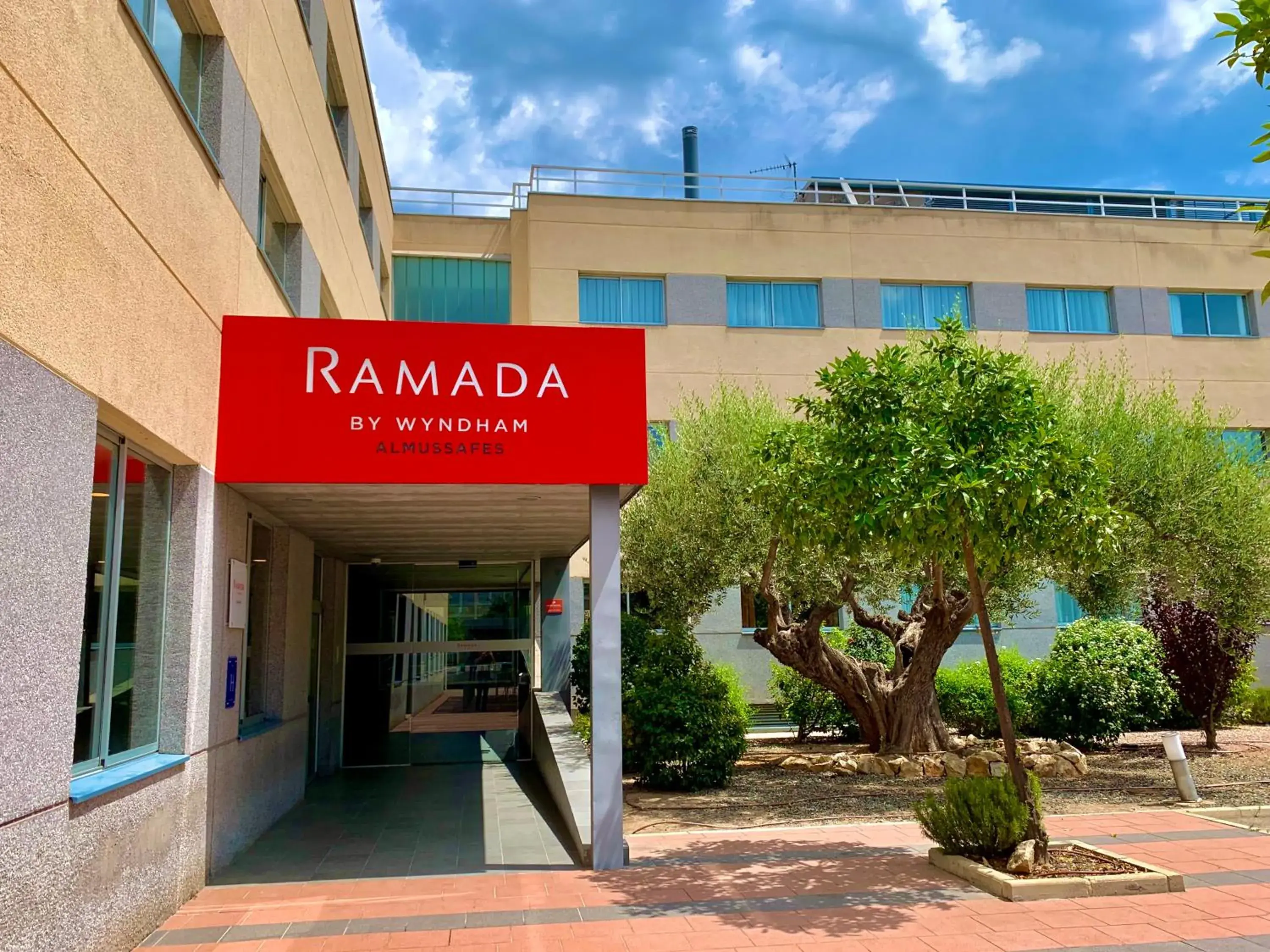 Property building in Ramada by Wyndham Valencia Almussafes Property building in Ramada by Wyndham Valencia Almussafes