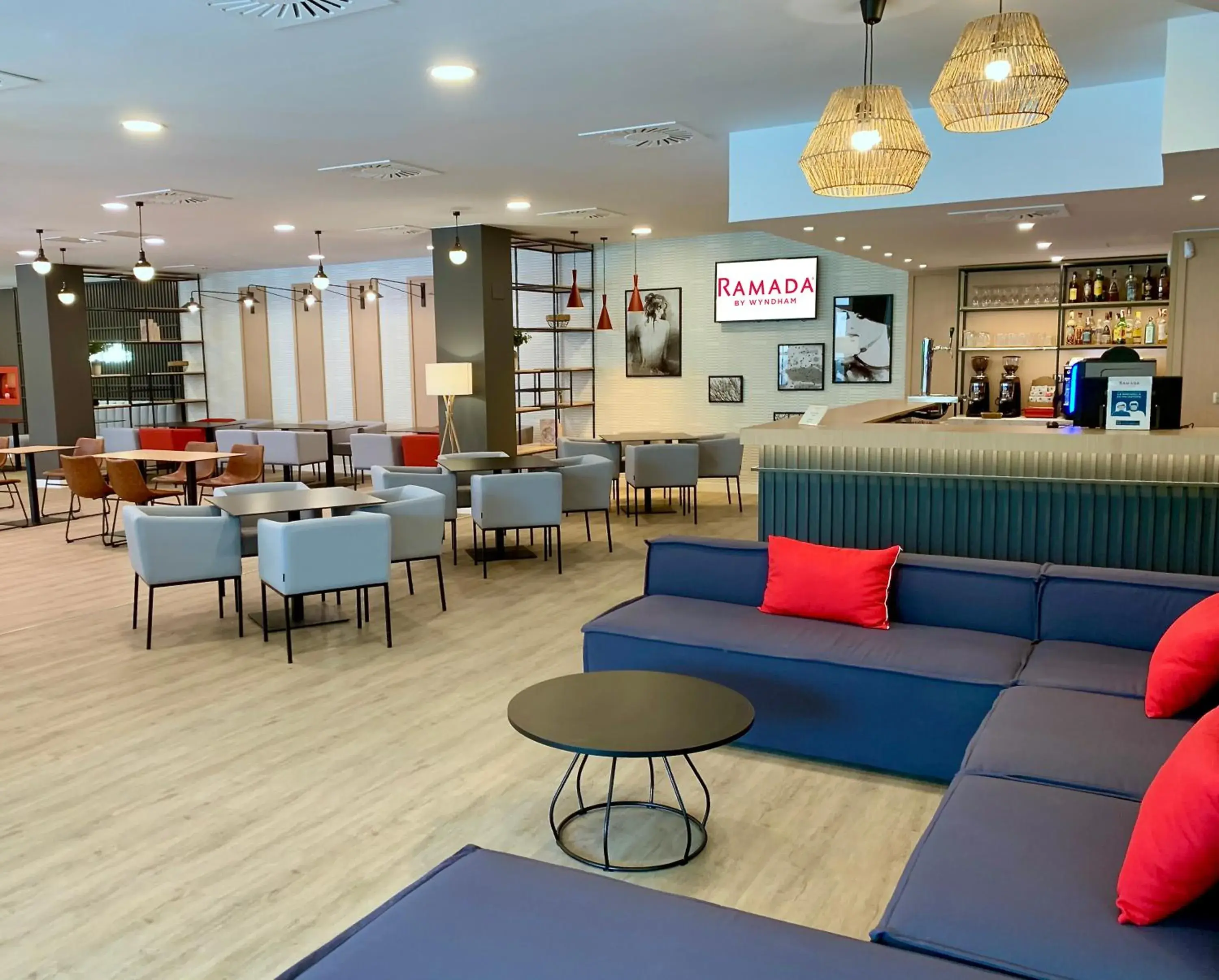 Restaurant/places to eat in Ramada by Wyndham Valencia Almussafes Restaurant/places to eat in Ramada by Wyndham Valencia Almussafes