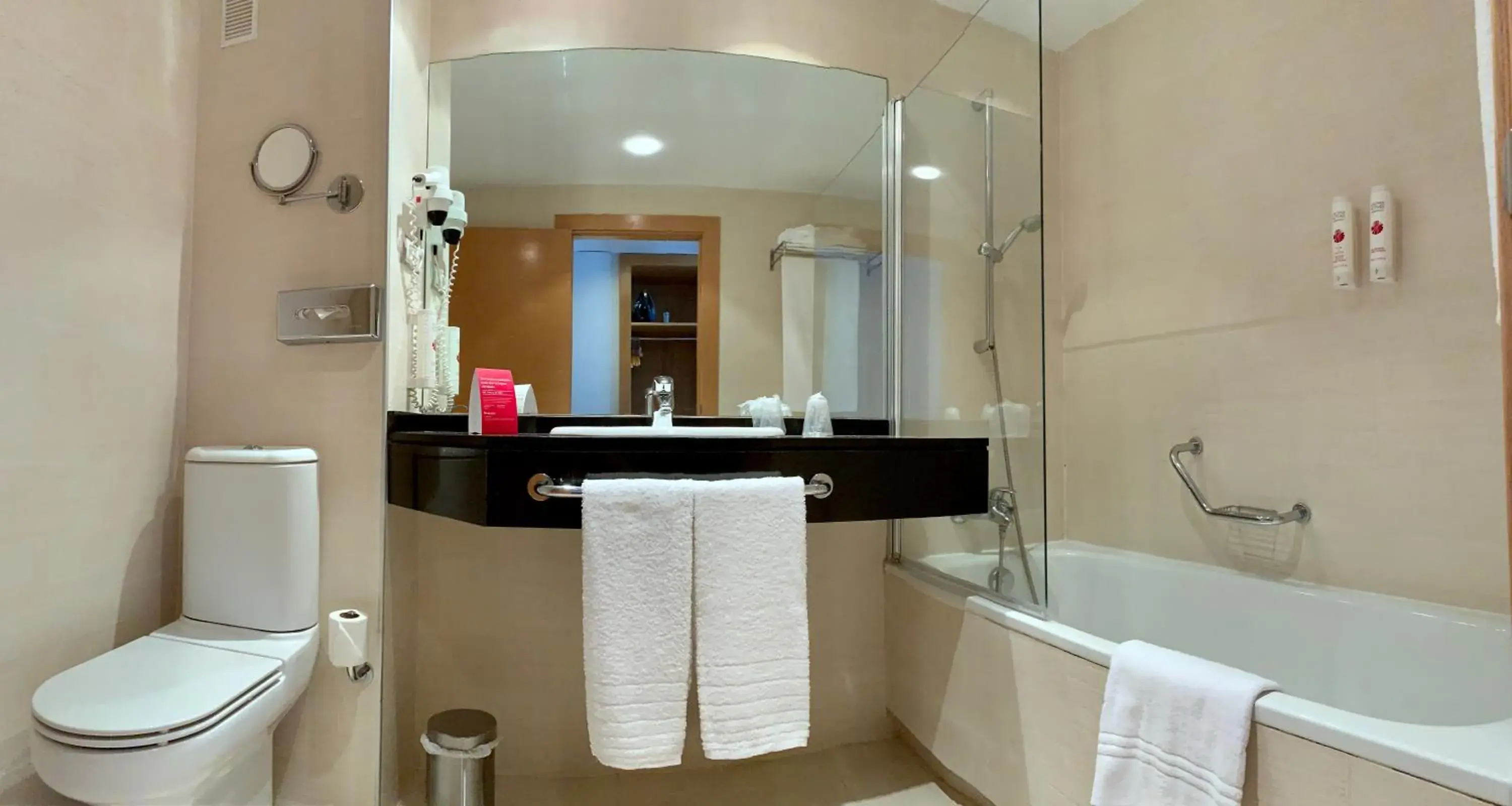 Bathroom in Ramada by Wyndham Valencia Almussafes Bathroom in Ramada by Wyndham Valencia Almussafes