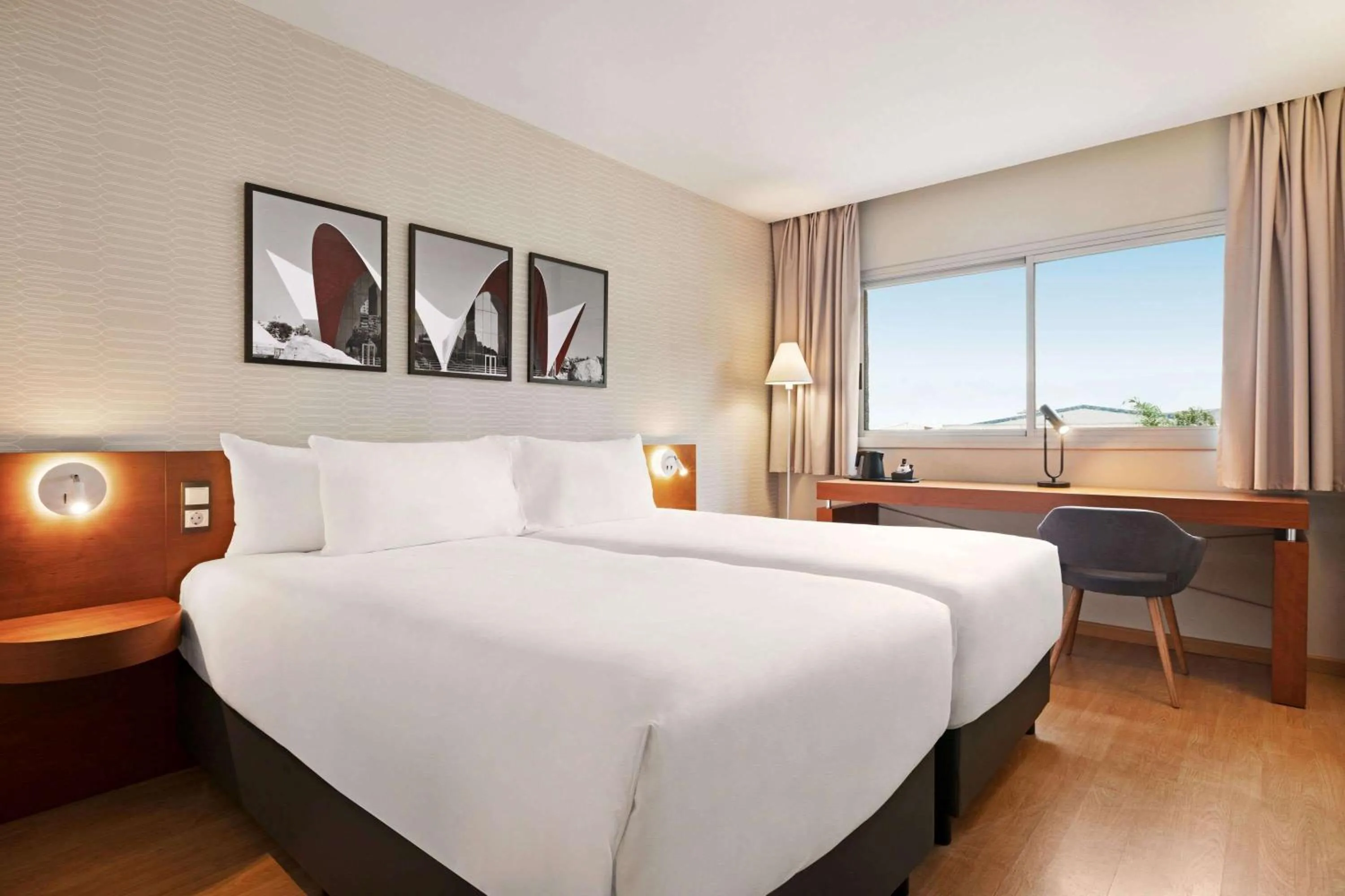 Photo of the whole room, Bed in Ramada by Wyndham Valencia Almussafes